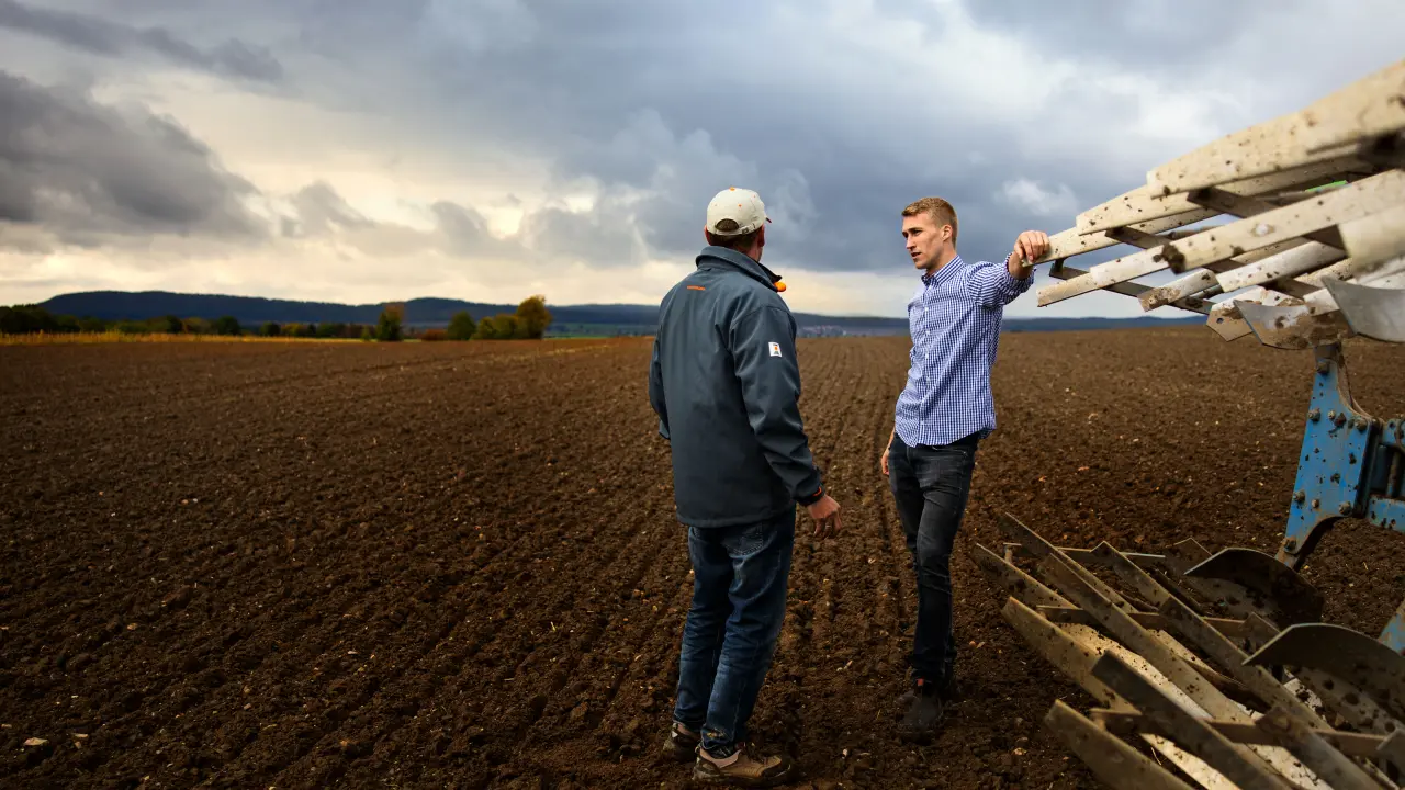 KWS_Farmerportraits_Header_MaennerFeldMaschine_919_20_4023_RGB.jpg