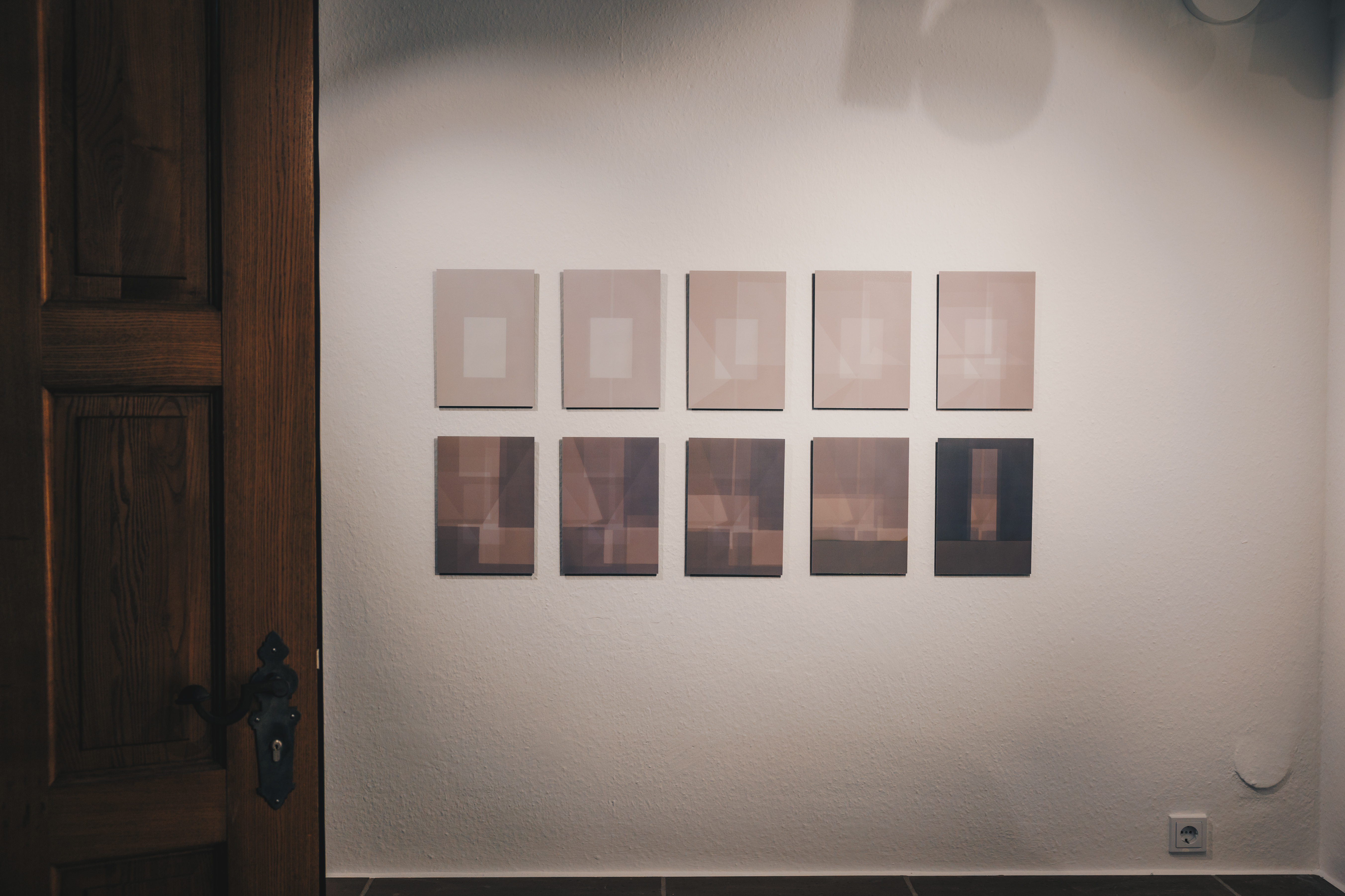 <b>Untitled spatial research (rectangle II)</b>, sukzessive Veränderung durch das Tageslicht, Fine art prints kaschiert auf Alu Dibond, Serie aus 10 Bildern, je 30x20 cm