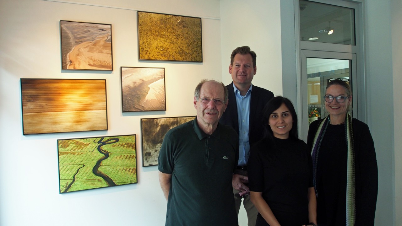 Kunstkritiker und Autor Michael Stoeber, KWS Vorstandssprecher Hagen Duenbostel, Kunsthistorikerin und Kuratorin Elmas Senol und Künstlerin Birgit Streicher bei der Eröffnung der Ausstellung „Topografische Kurzgeschichten“ (v.l.).