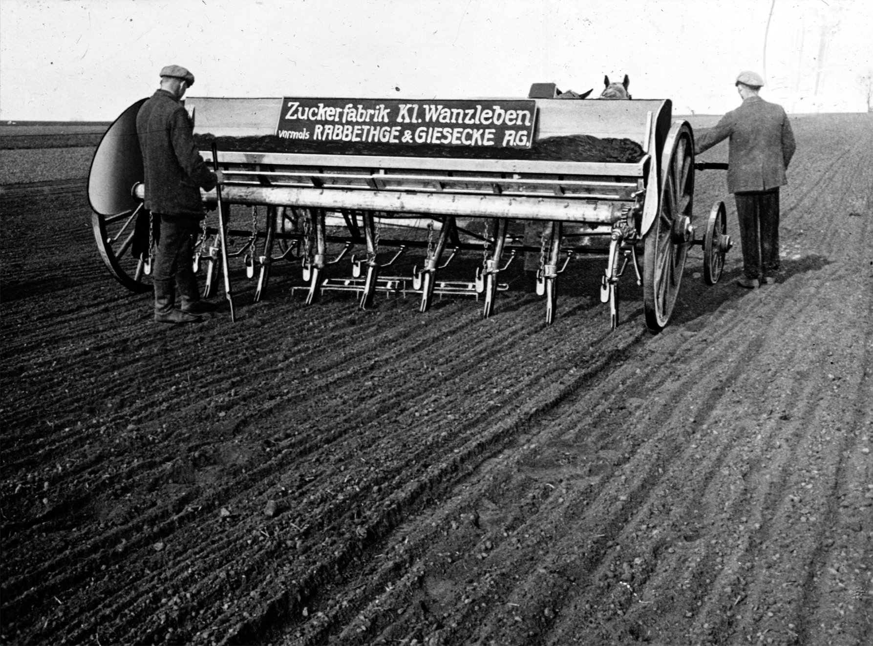 Archiv kép egy mezőgazdasági termelővel a szántóföldön
