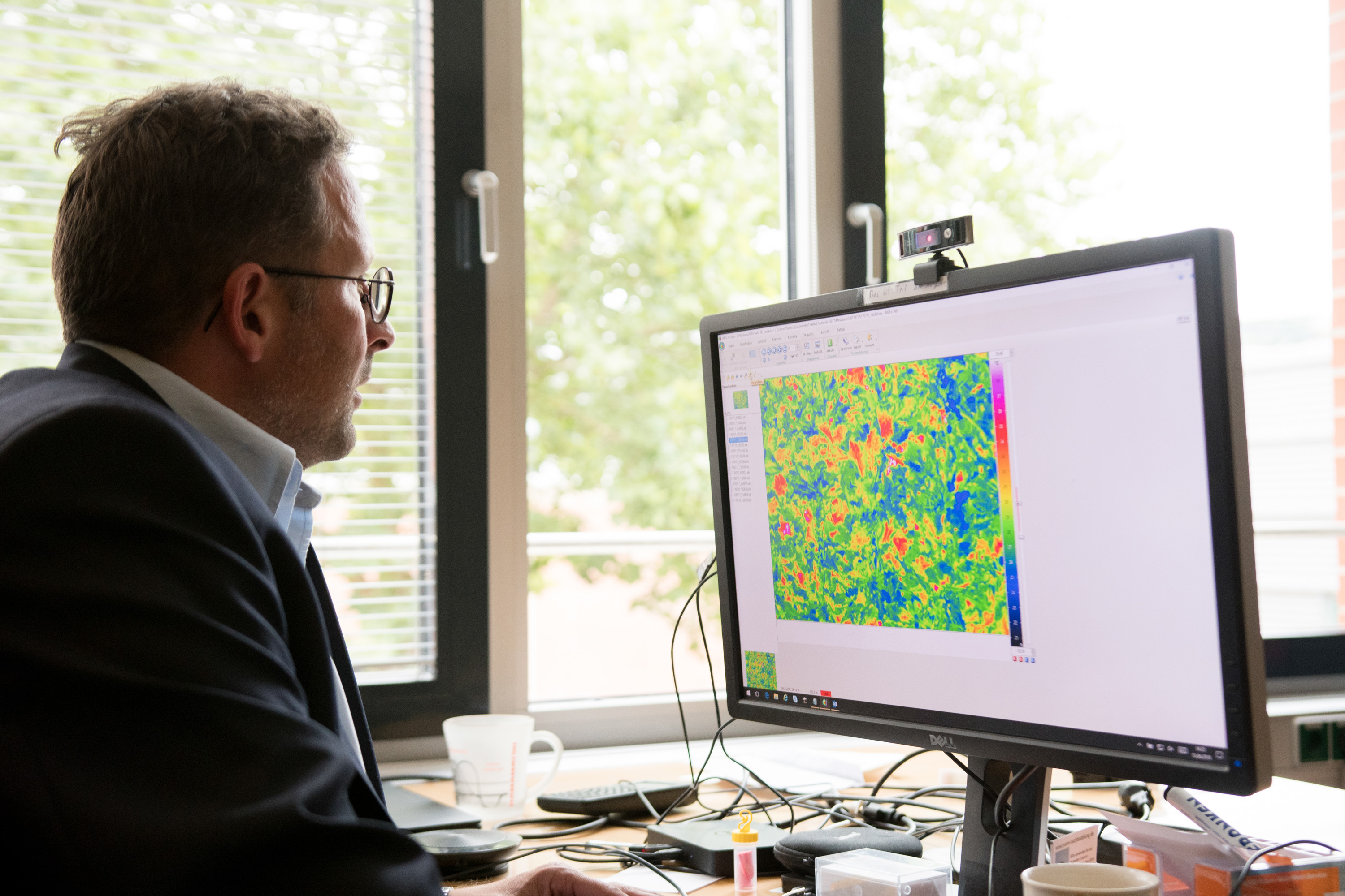 Dr. Christoph Bauer, Leiter Technologieentwicklung digitale Phänotypisierung KWS, schaut auf einen Bildschirm
