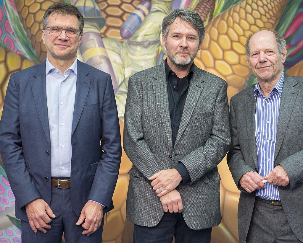 KWS Vorstandsmitglied Peter Hofmann, Künstler Christian Hahn und Kunsthistoriker Michael Stoeber bei der Eröffnung der Ausstellung „Creating Nature“ (von links).