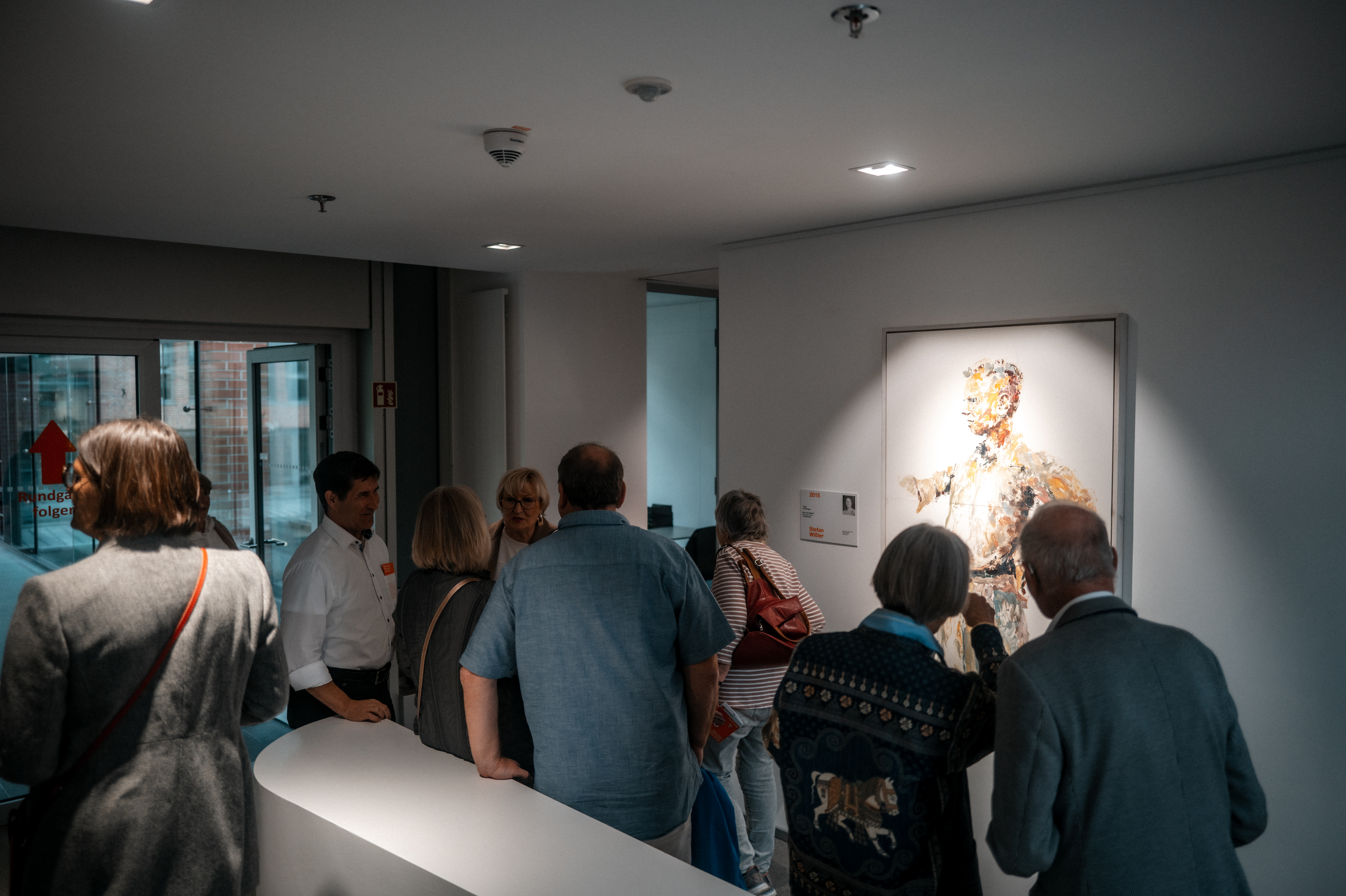 Besucher betrachten die Kunstwerke