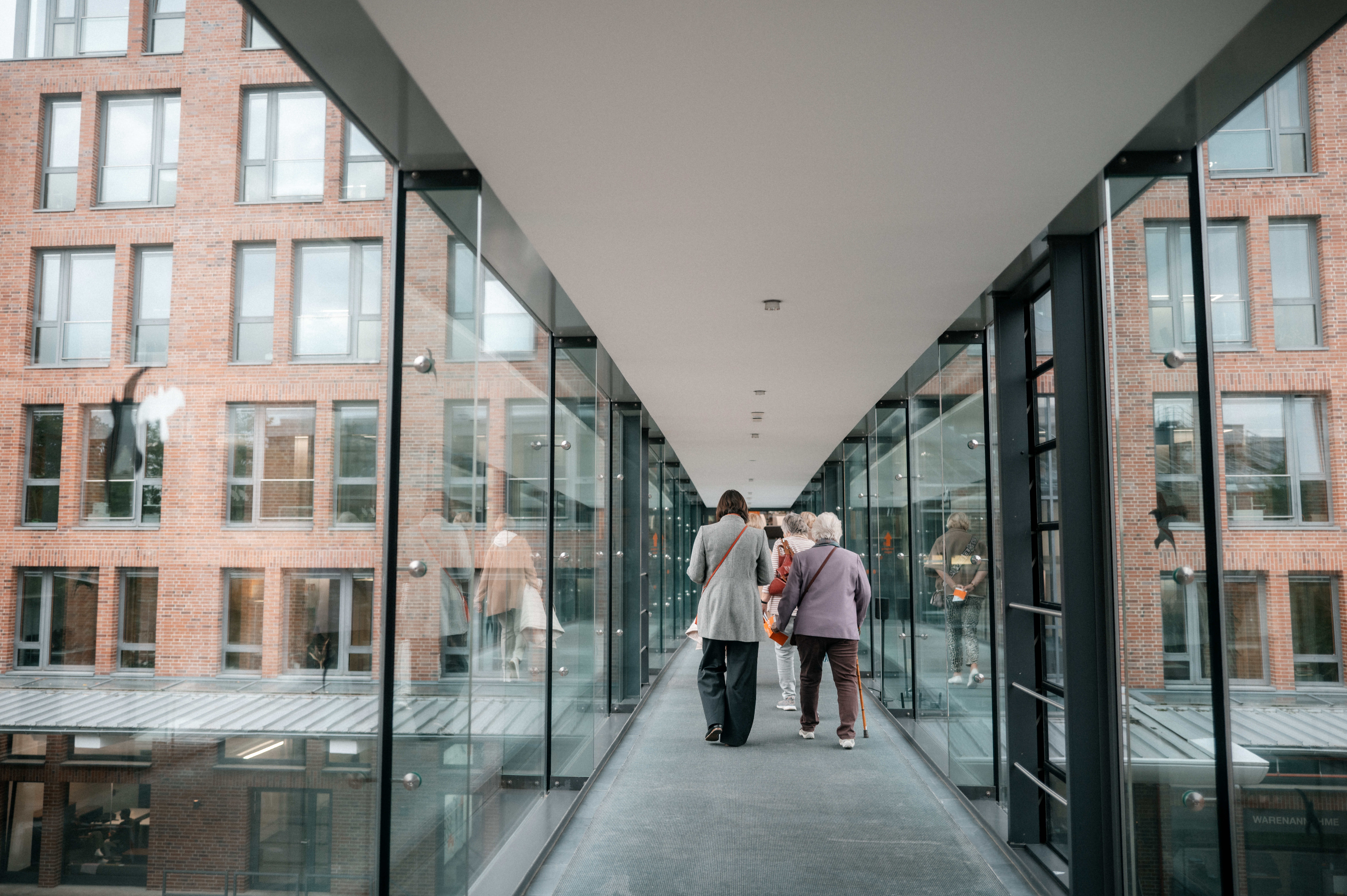 Besucher durch die Hallen des Biotechnikums