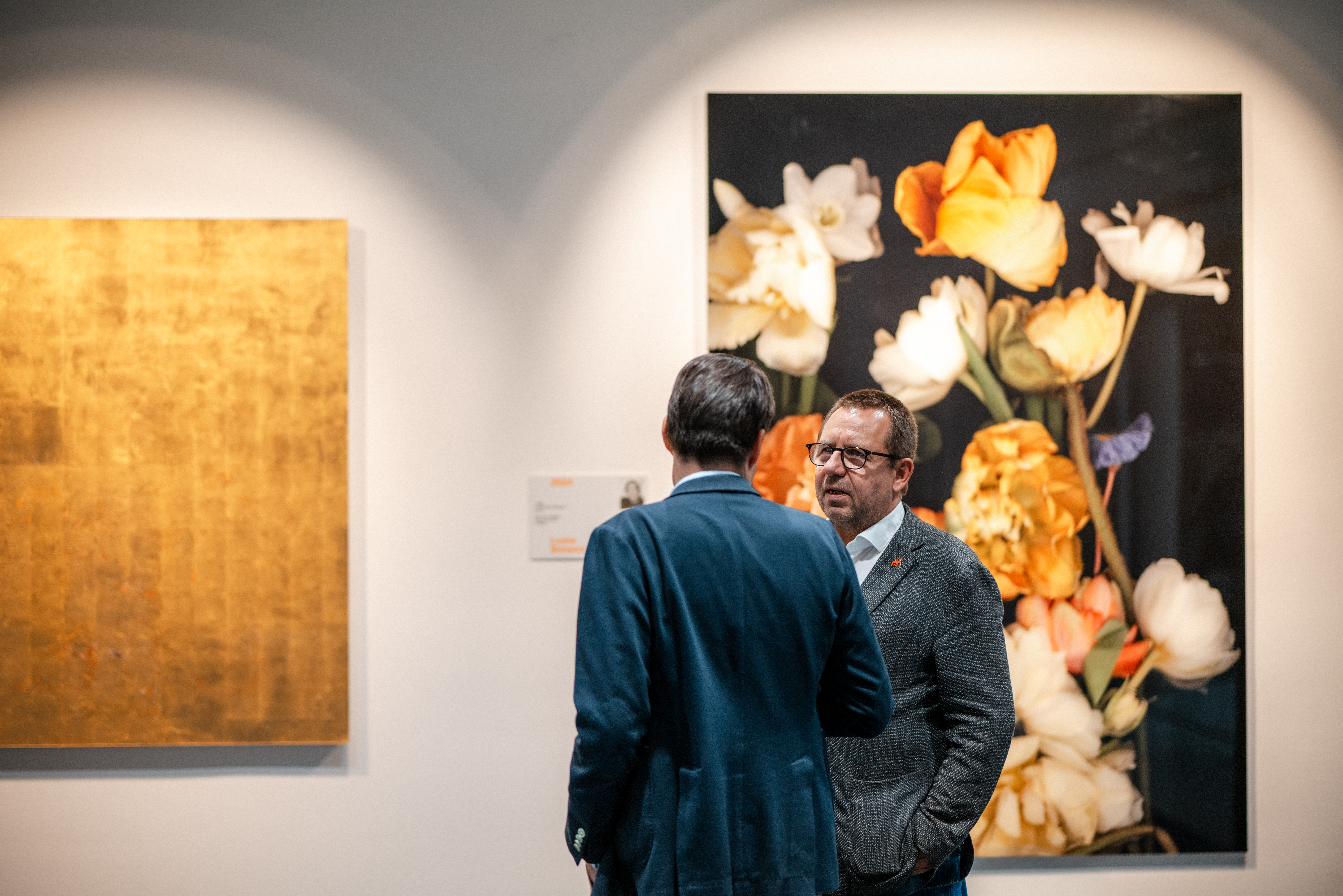 links: Self Emergent Paining / Reverse Glass No. 33 (2022), Acryl Gold Plexiglas, Aluminium von Michael Burges rechts: Stockage 160 - 1/5 + 1 AP (2015), Scannogram von Luzia Simons; © VG Bild-Kunst, Bonn