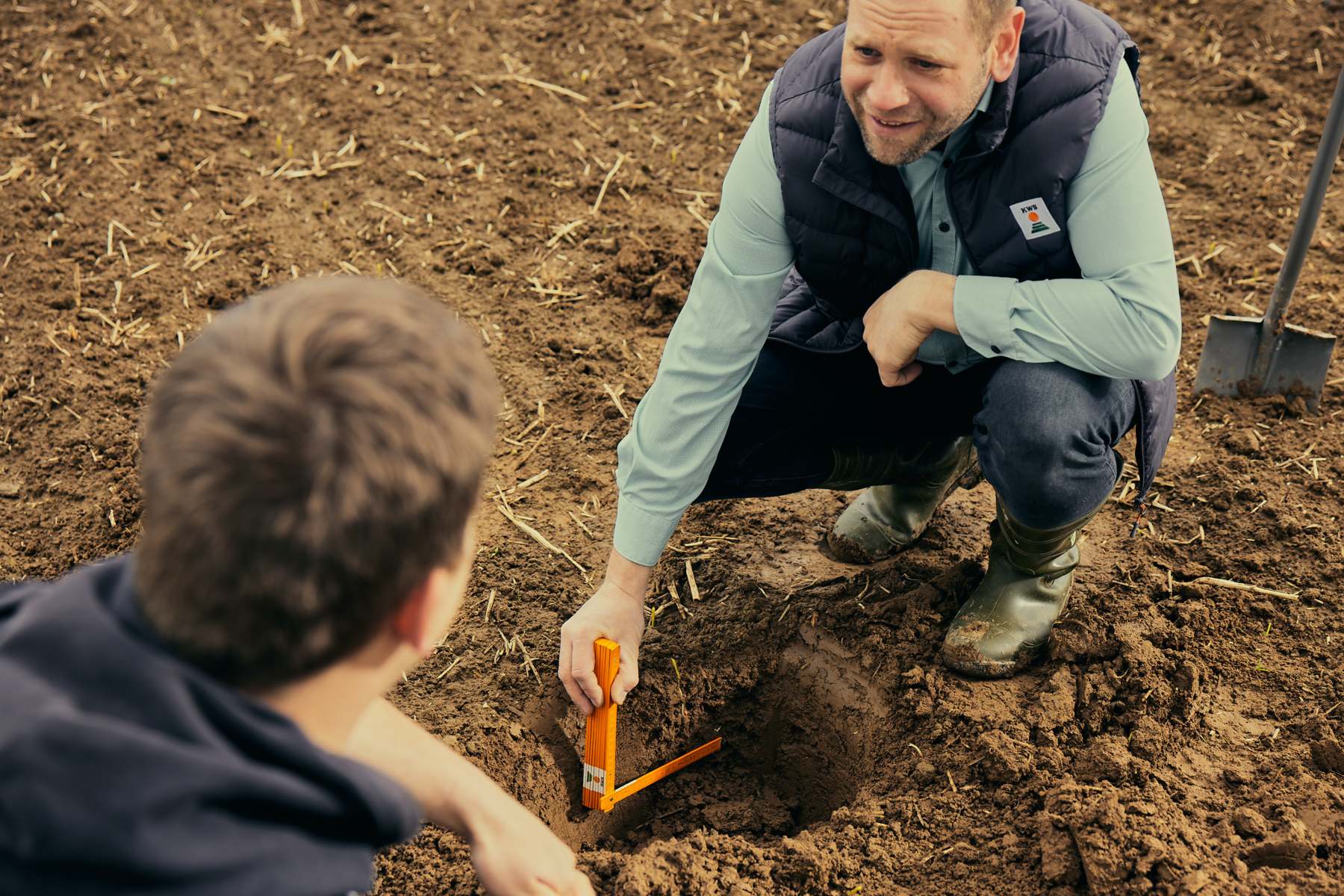 KWS0519_farmer_and_consultant_in_the_field_038.png