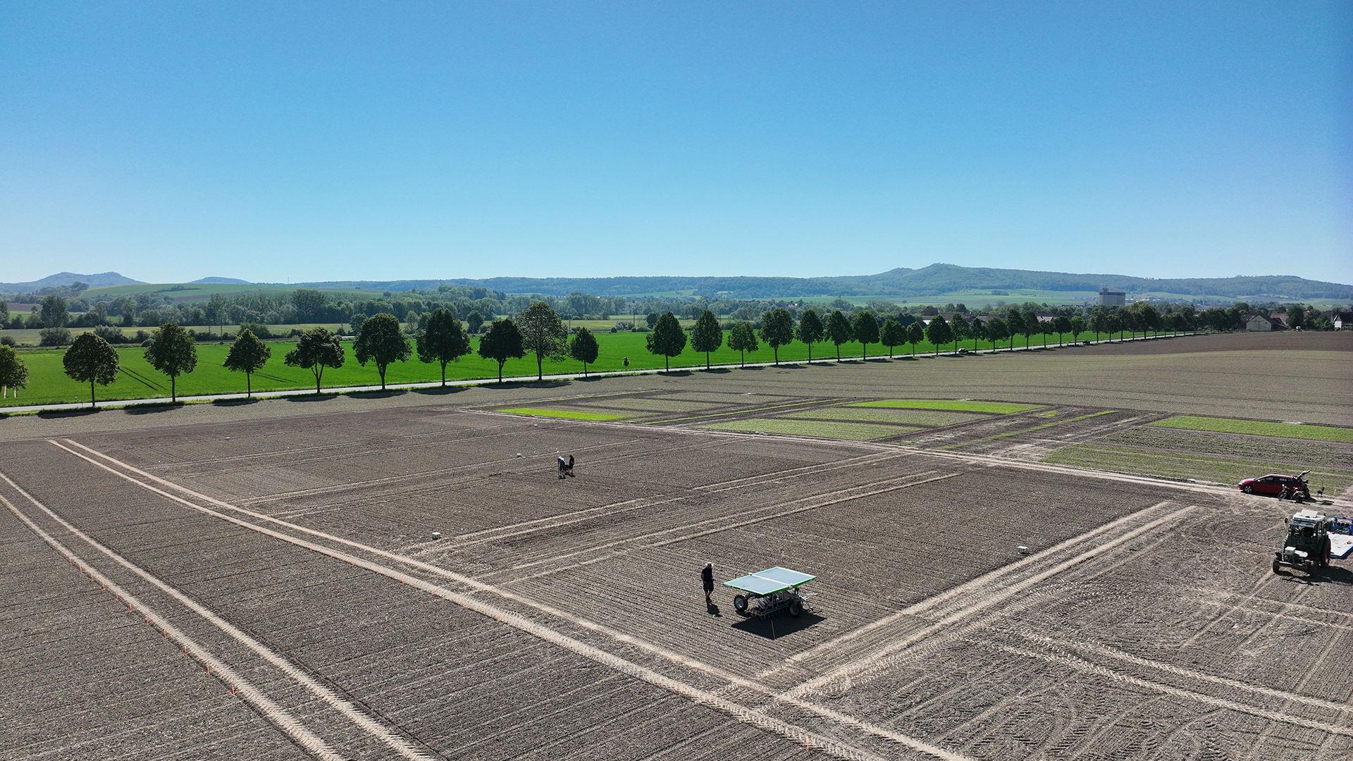 Abb. 1: Aussaattermin mit dem GNSS-basierten Roboter FarmDroid FD20 im Jahr 2024 auf einem Versuchsfeld bei Göttingen