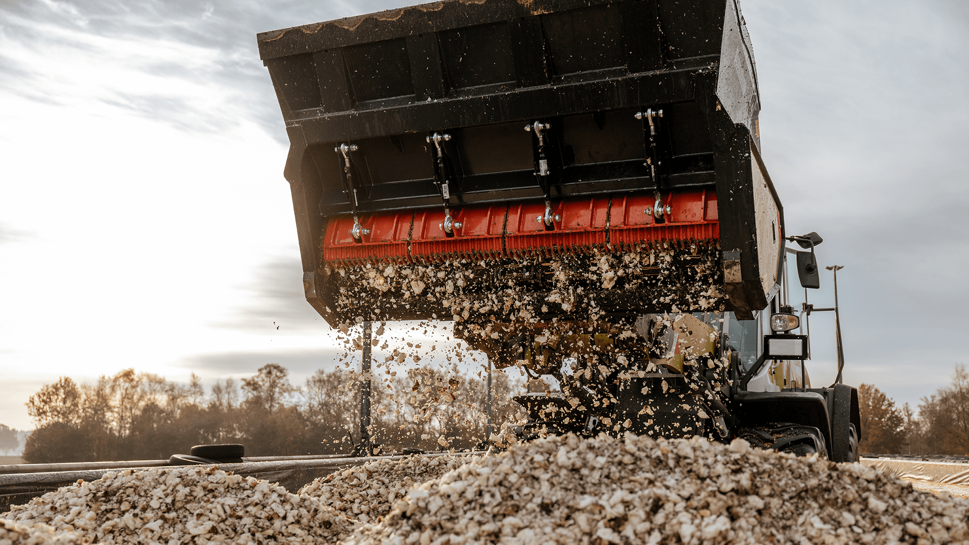 Die Schnitzelschaufel RS 2400 beim Aufbringen von Rübenschnitzeln auf eine bestehende Maissilage im Fahrsilo