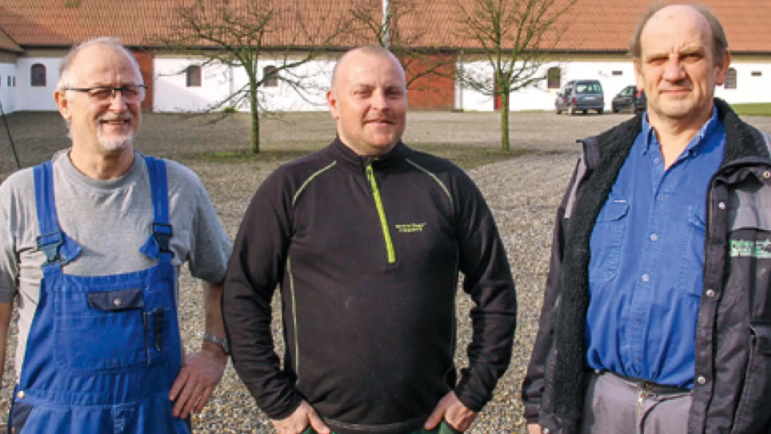 Starkes Team: Die Teilzeitkräfte Svend Jensen (l.) und Bjarne Pedersen (r.) unterstützen den Betriebsleiter im Stall und bei den Außenarbeiten.