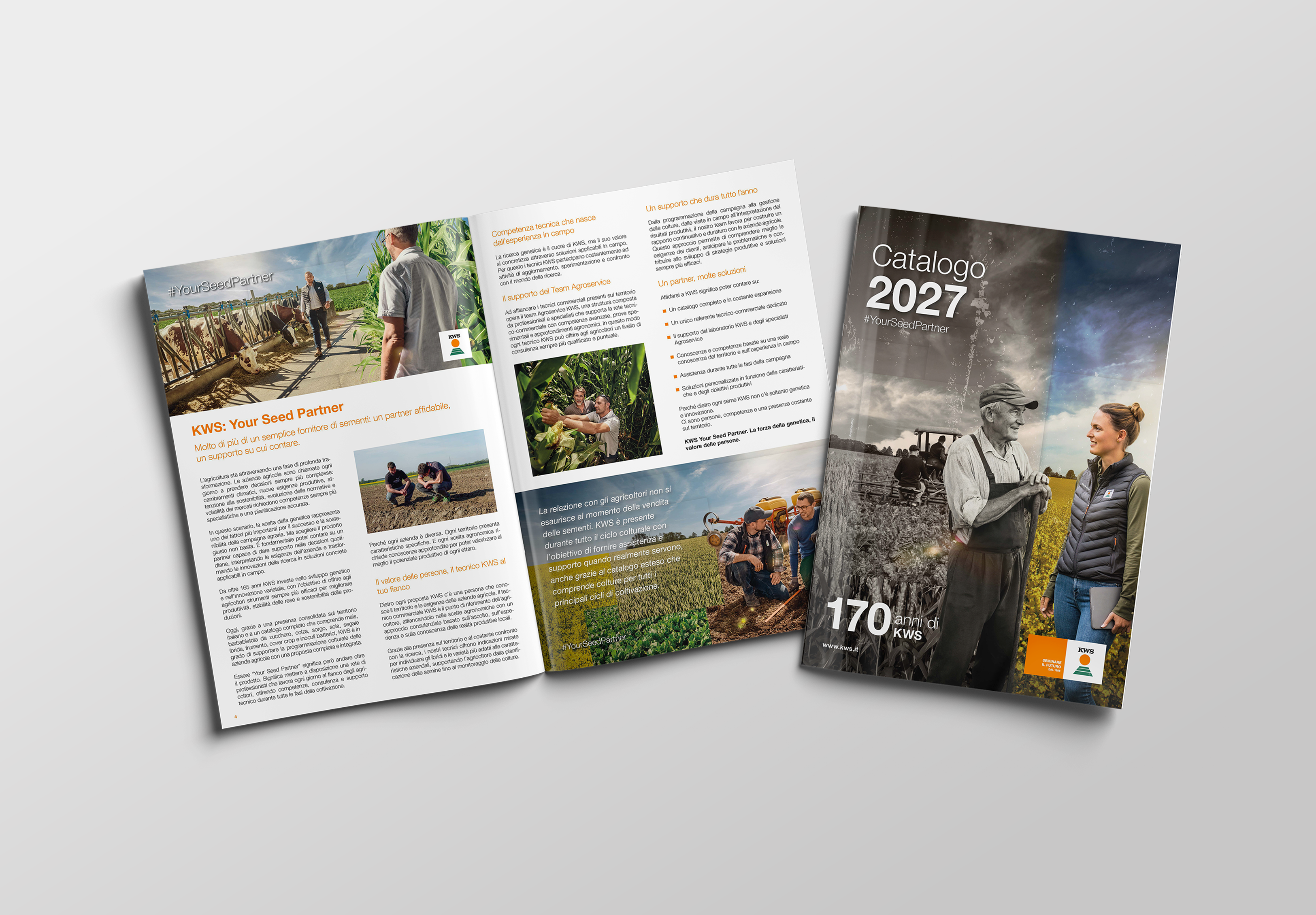 Catalogo 2026 aperto su un campo con piante in crescita. Informazioni su coltivazioni e varietà di semi.