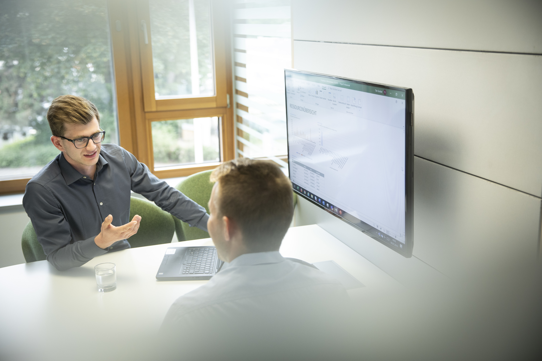 Zwei junge Männer treffen sich und diskutieren in einem Büro