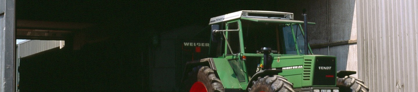 kws_traktor_unter_hallendach.jpg