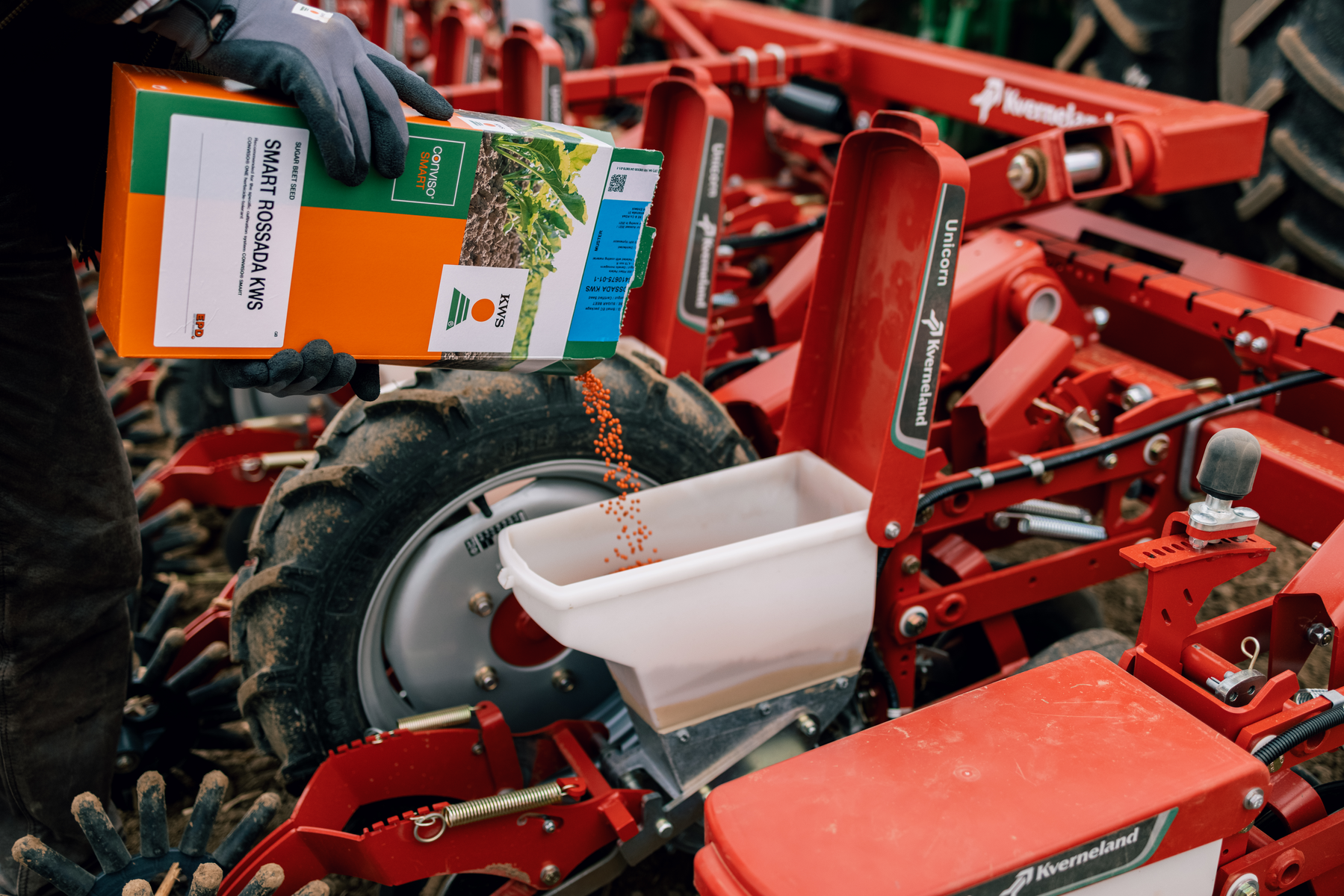 KWS0421_ConvisoSmart_sugarbeet_sowing_filling_sowing_machine_with_seeds_037.png