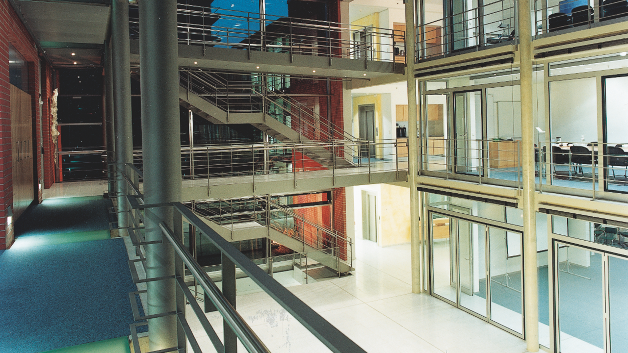Vedere din interiorul centrului de biotehnologie, inaugurat în 1999. Se observă laboratoarele de cercetare&dezvoltare