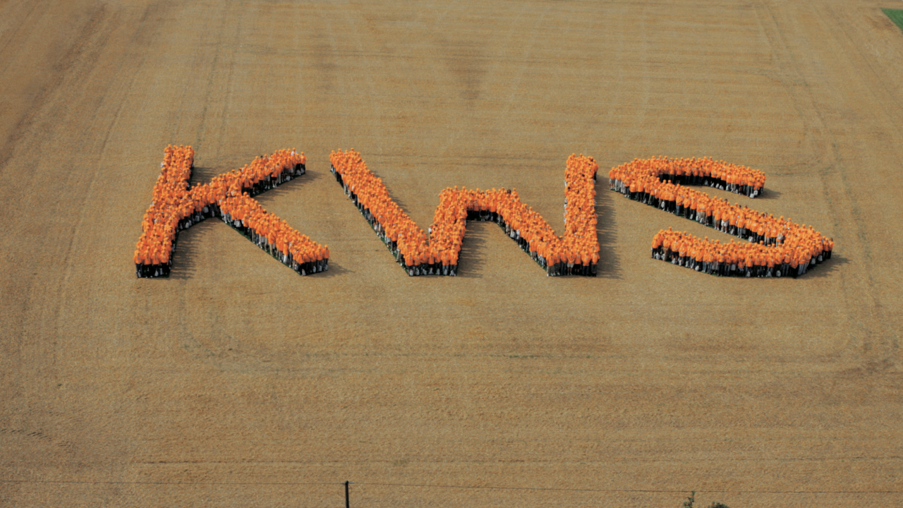 Zaposleni v podjetju KWS tvorijo kratico imena za obletnico podjetja