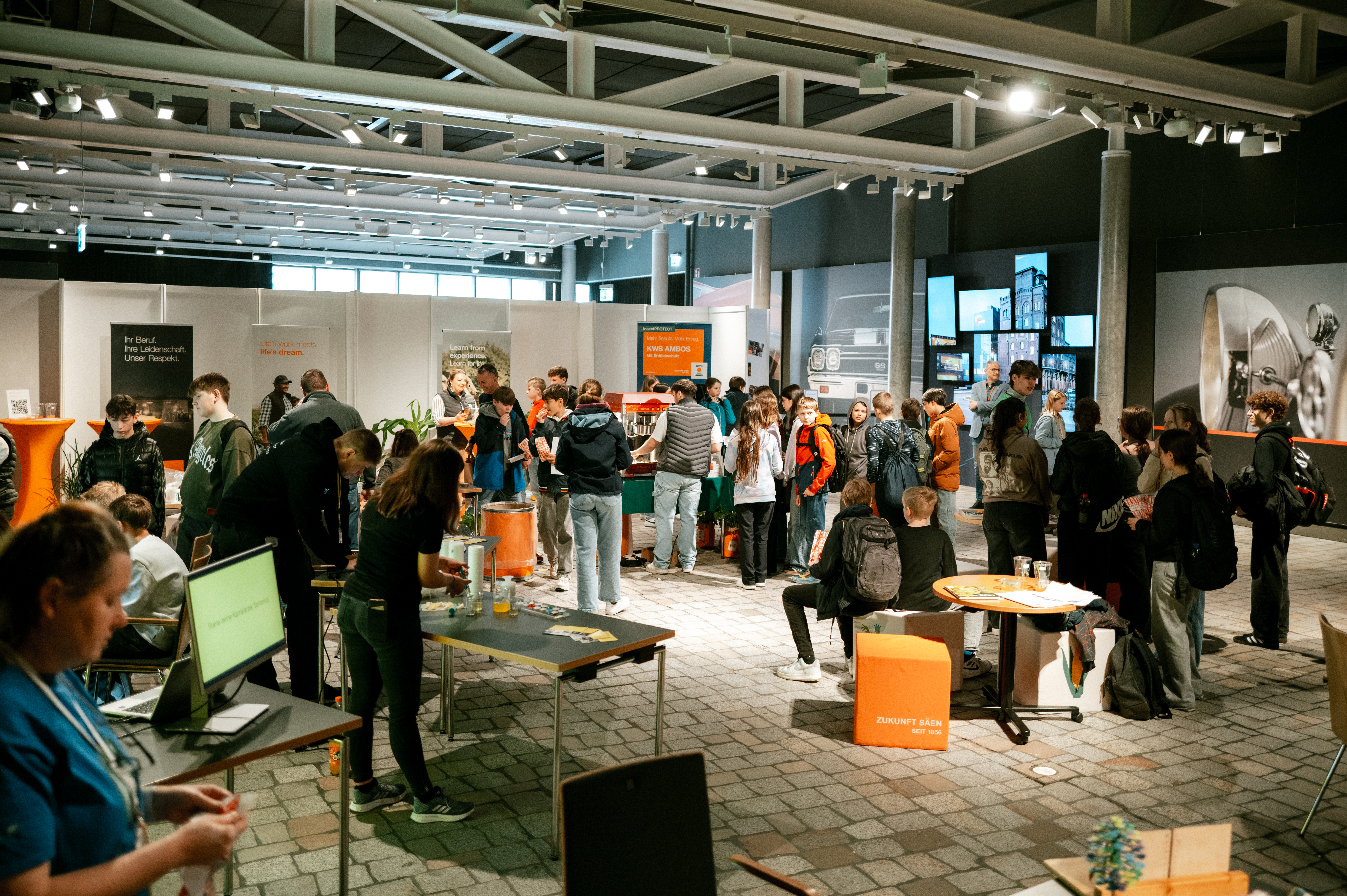 Jugend Forscht Junior exhibition room