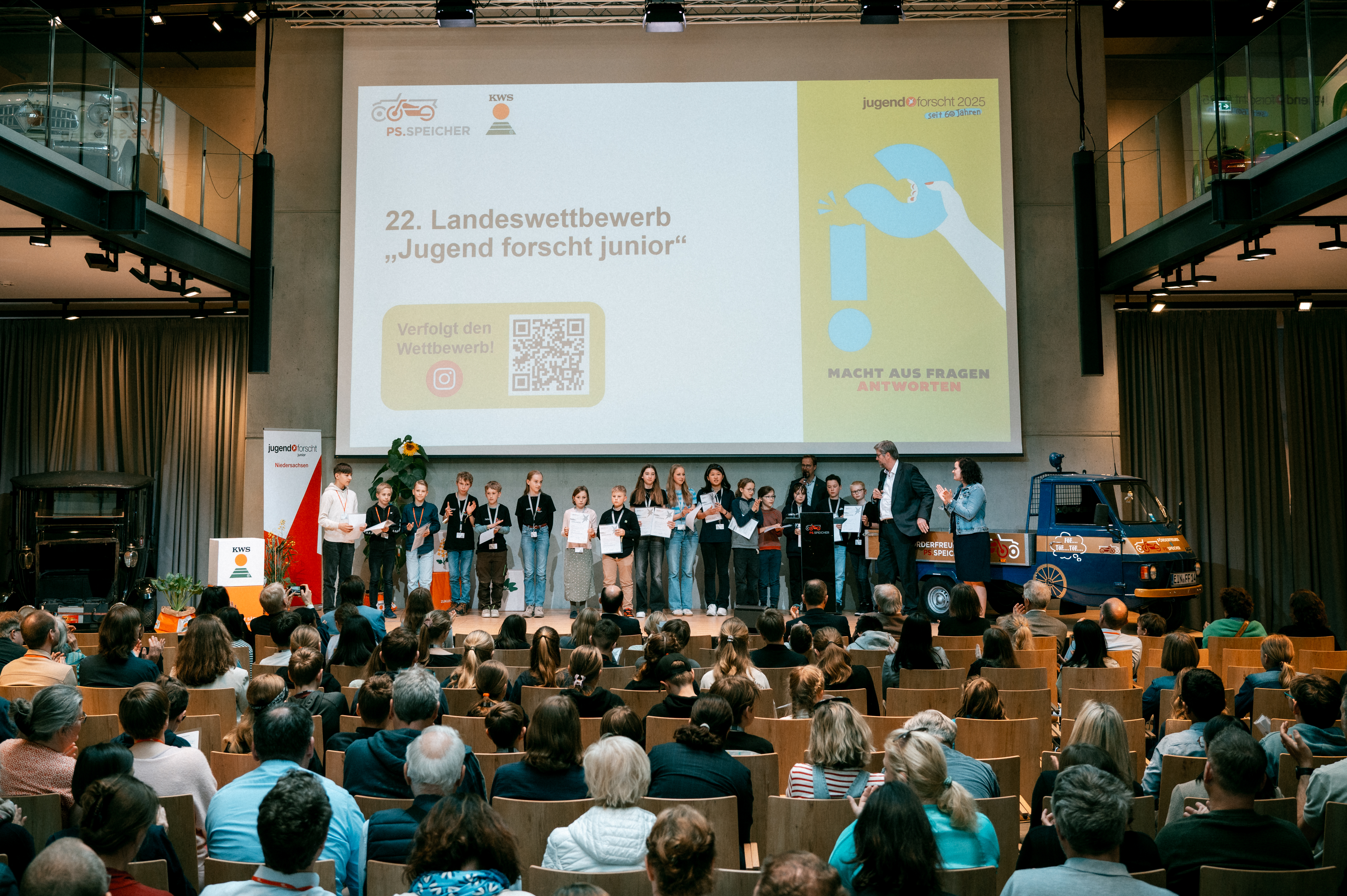 Jugend Forscht Junior award ceremony - group photo on stage