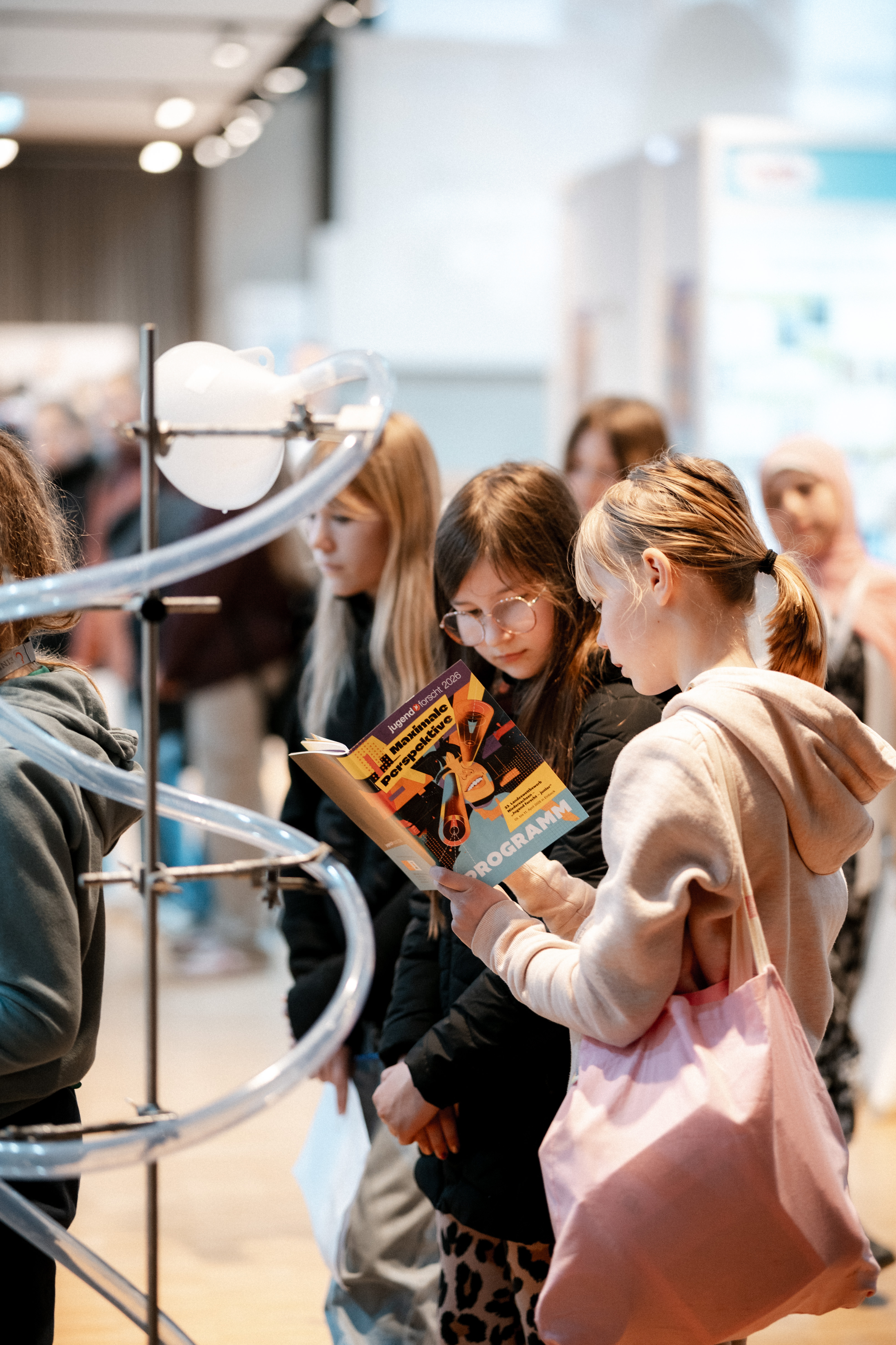 Jugendliche entdecken die Stände
