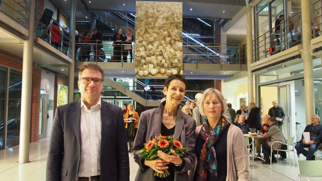 KWS Vorstand Peter Hofmann, Künstlerin Ute Gruenwald und Kunsthistorikerin Ulla Feiste während der Eröffnung der Ausstellung im Biotechnikum der KWS SAAT SE (von links)