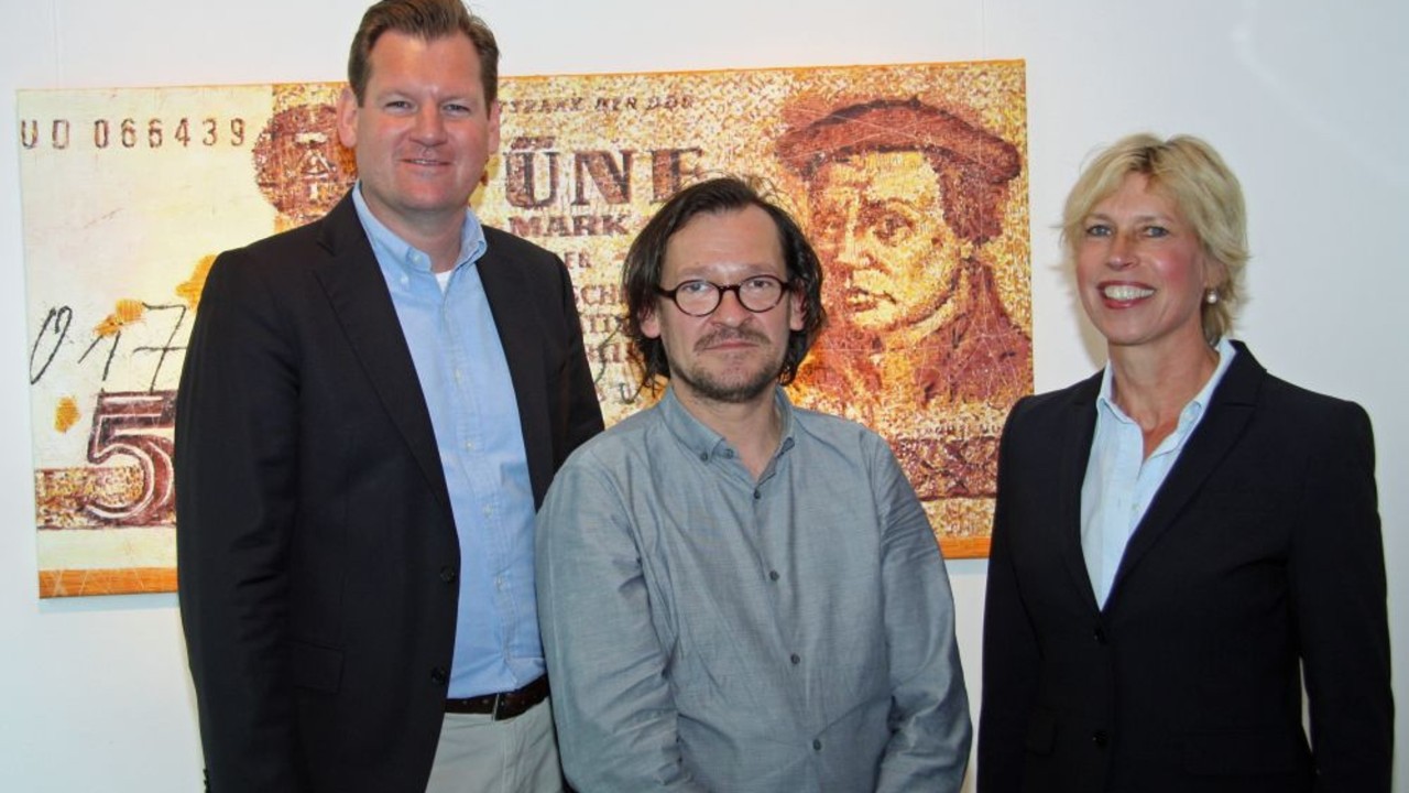 KWS Vorstandssprecher Hagen Duenbostel (von links), der Künstler Mario Leibner JKL und Ulrike Gaycken vor Leibners Werk „Zeitverschiebung“.