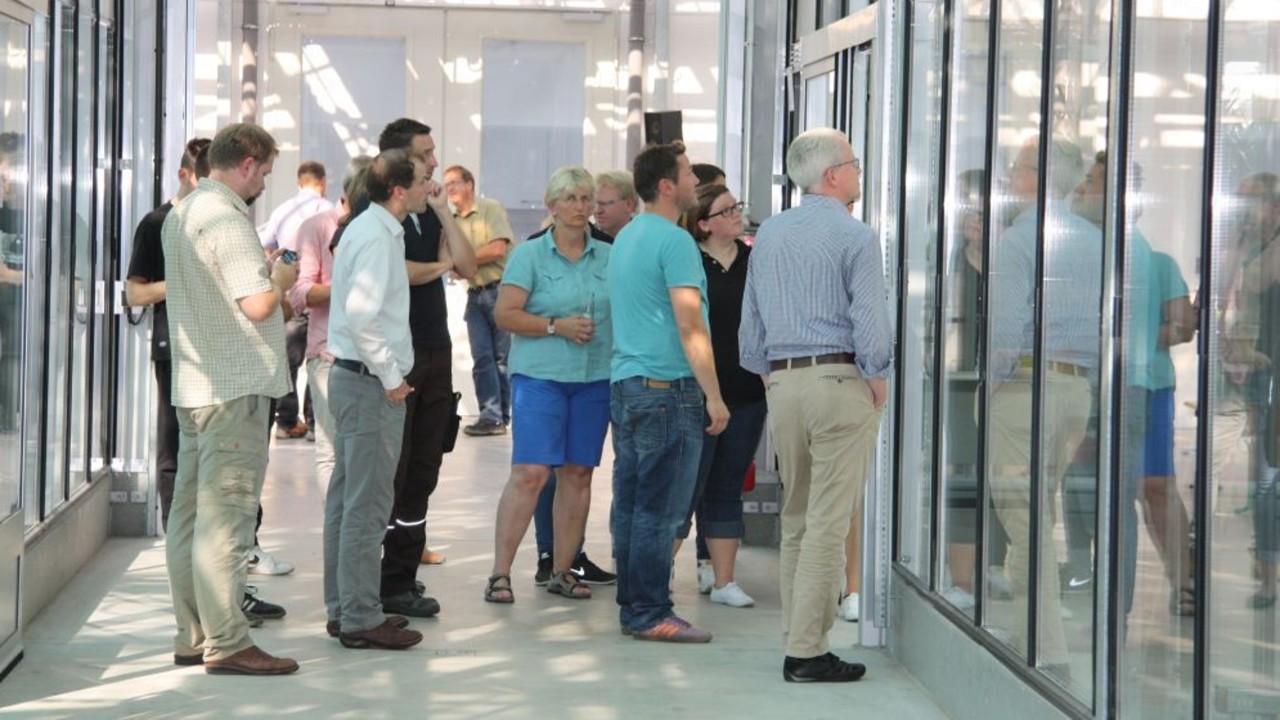 KWS Mitarbeiter, die in Zukunft im LEO II arbeiten werden, waren zu einem Rundgang durch den neuen „Glaspalast“ eingeladen.
