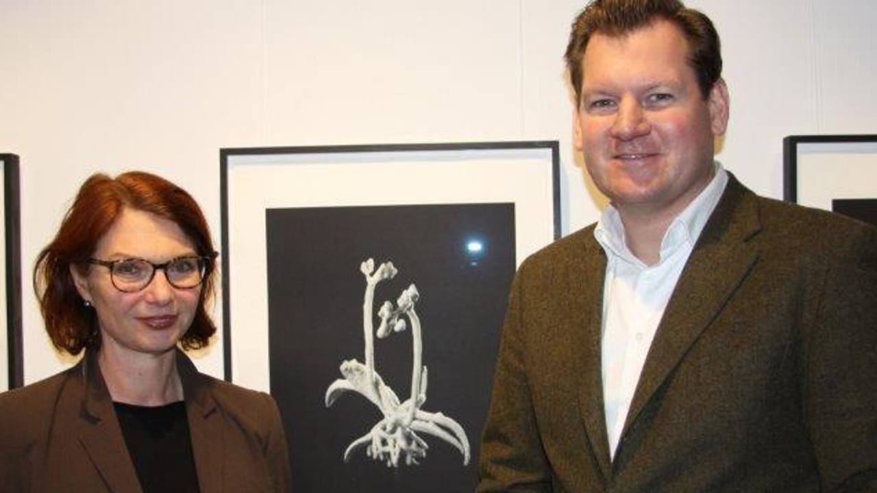 Bettina Ruhrberg, Direktorin des Mönchehaus Museums Goslar, und KWS Vorstandssprecher Hagen Duenbostel vor Werken des Künstlers Julian Charrière.