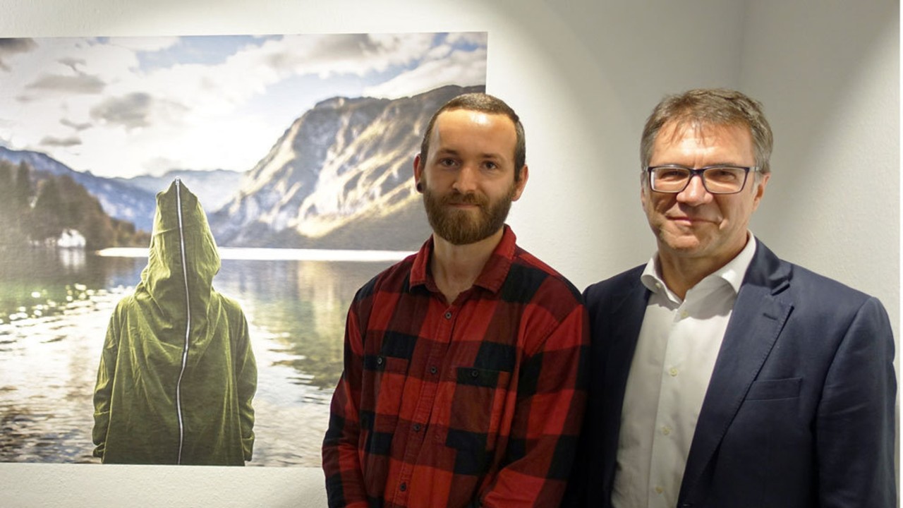 Fotokünstler Jaro Suffner und KWS Vorstandsmitglied Peter Hofmann vor einem der Kunstwerke (von links).