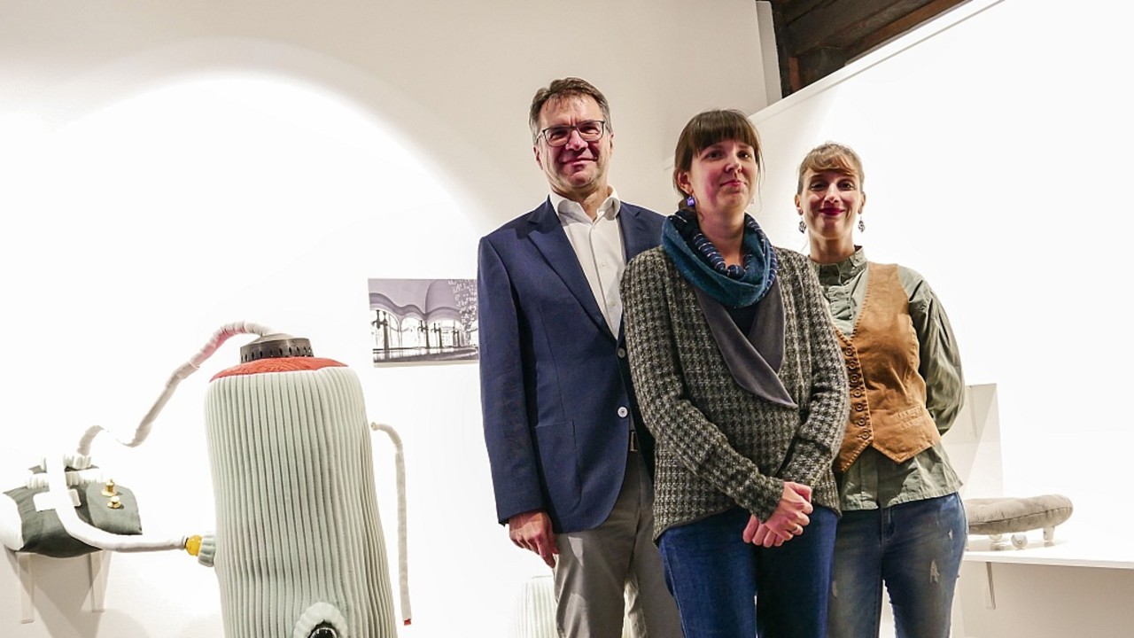 KWS Vorstandsmitglied Peter Hofmann, Künstlerin Julia Arztmann und Kunsthistorikerin Nina Dunkmann bei der Eröffnung der Ausstellung „No Feardrop“ (von links)