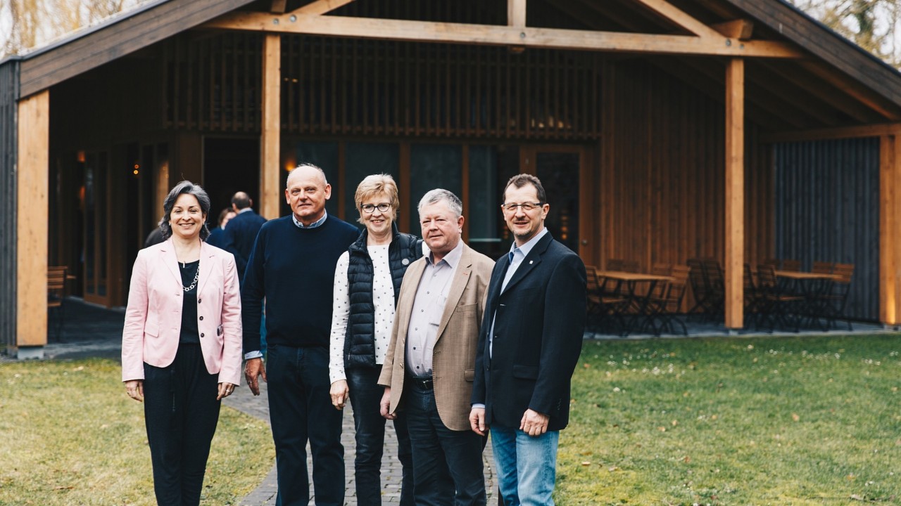Vorstandsmitglied Eva Kienle (links) und Betriebsratsvorsitzender Jürgen Bolduan (rechts) gratulierten gleich drei KWS „Urgesteinen“ zum 45jährigen Dienstjubiläum: Hans-Gerd Seifert (2.v.l.), Christine Warnecke und Uwe Thies.