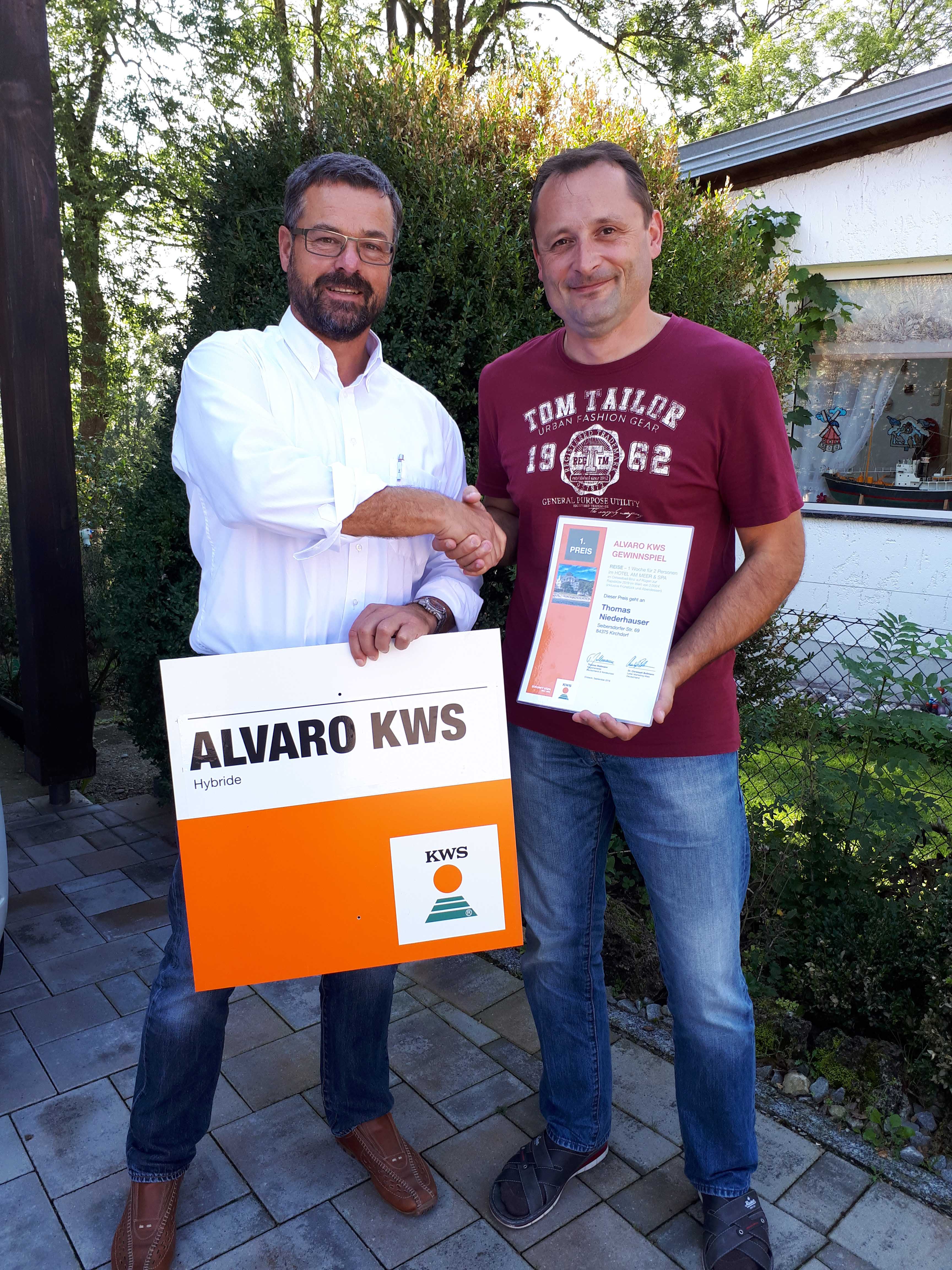 Gerald Horsch (links), Gebietsberater der KWS in Bayern, überreicht den Hotelgutschein an Thomas Niederhauser.