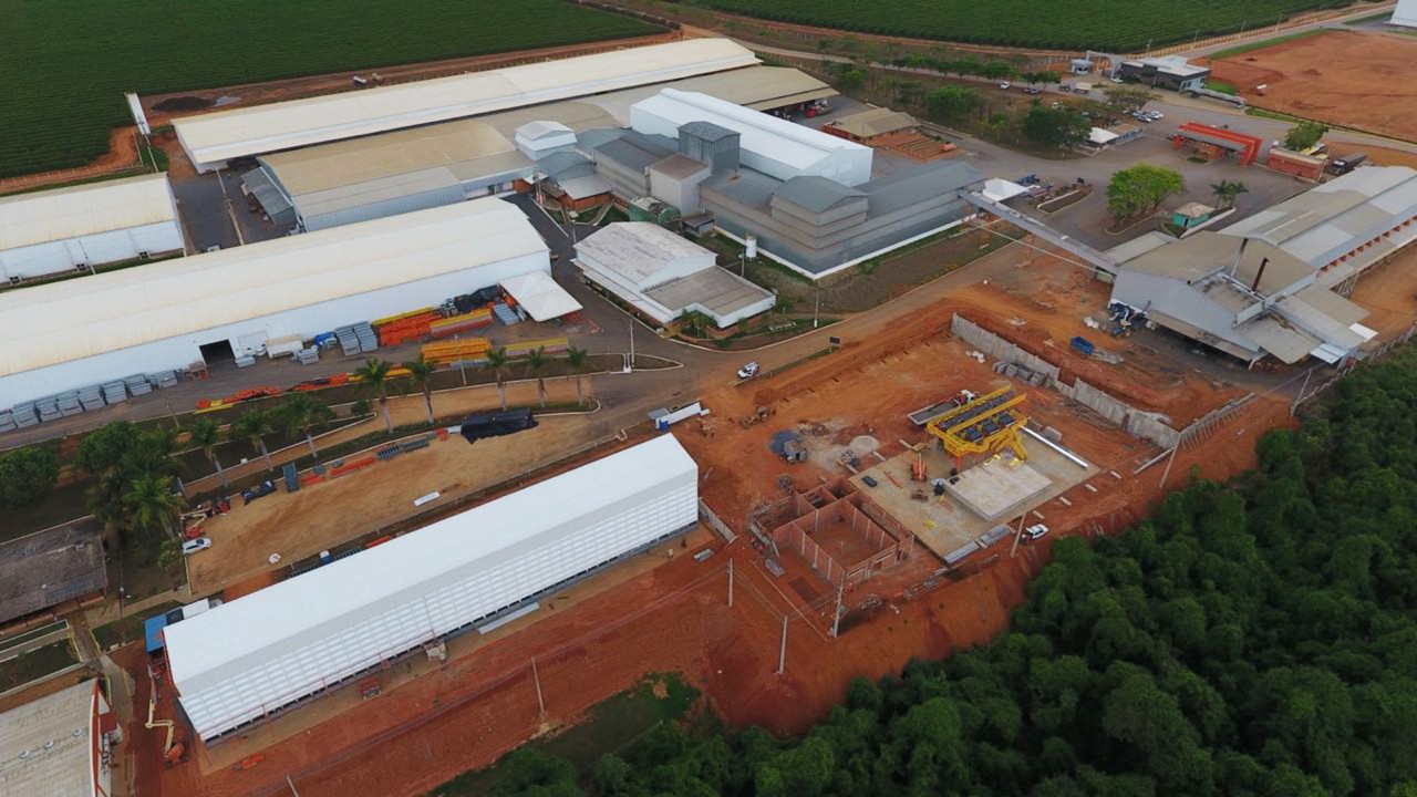 Die Baustelle in Patos de Minas. Im Hintergrund ist die bestehende Produktionsstätte zu sehen. Unten links und in der Mitte des Bildes wächst die neue Anlage.
