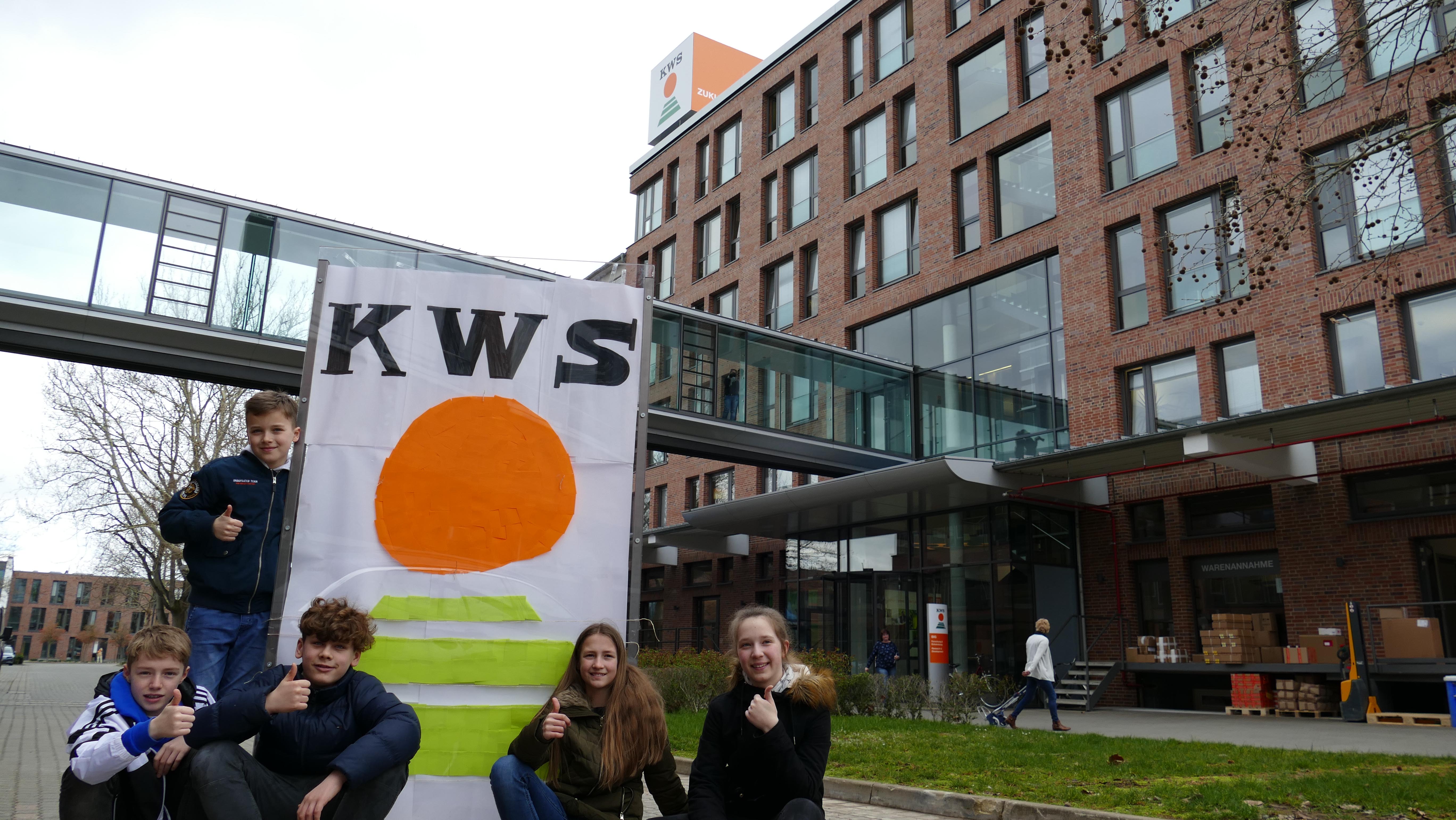 (v.l.): Tyler Alex, Tom Torke, Luis Pfalzgraf, Henja Laue und Leona Vollbrecht vor dem aus Post-its angefertigten KWS Logo, einer von vielen Aktionen beim Zukunftstag der KWS.