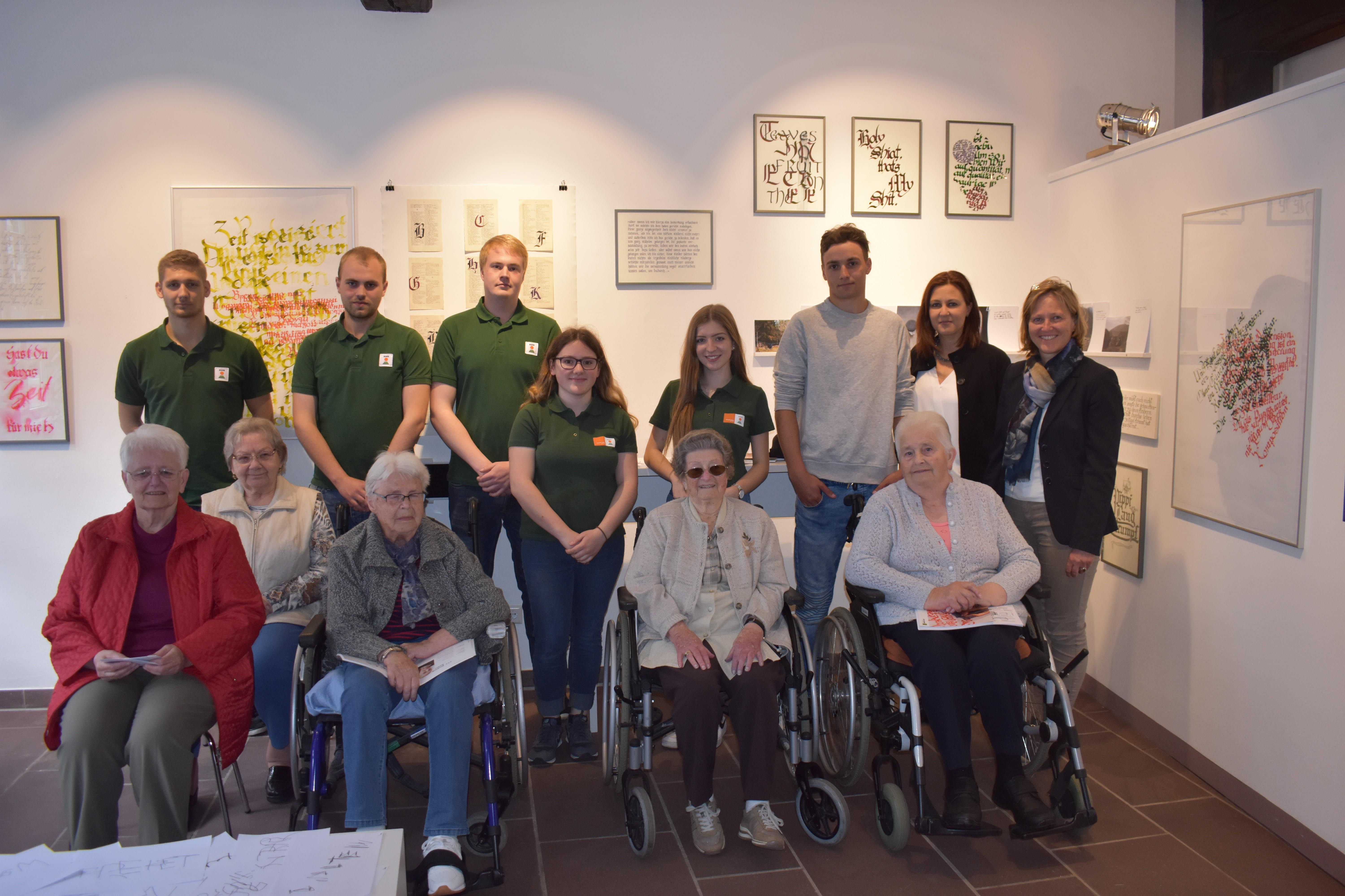 Gemeinsam mit KWS Auszubildenden besuchten kunstinteressierte Seniorinnen die KWS Art Lounge NEWCOMER. Begleitet wurde das Projekt von Ausbildungsleiterin Yvonne Knaak-Schweiß (2.v.r.) und Bürgermeisterin Sabine Michalek (r.).