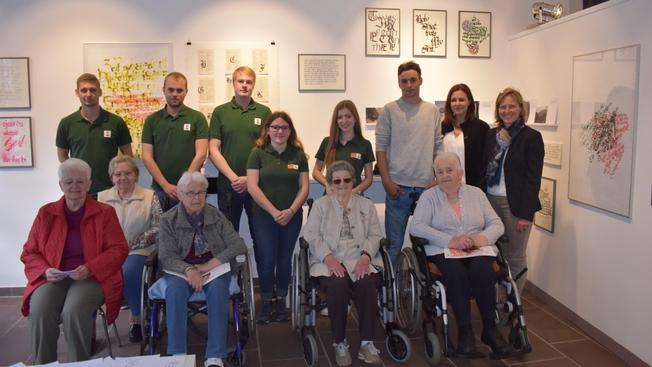 Gemeinsam mit KWS Auszubildenden besuchten kunstinteressierte Seniorinnen die KWS Art Lounge NEWCOMER. Begleitet wurde das Projekt von Ausbildungsleiterin Yvonne Knaak-Schweiß (2.v.r.) und Bürgermeisterin Sabine Michalek (r.).