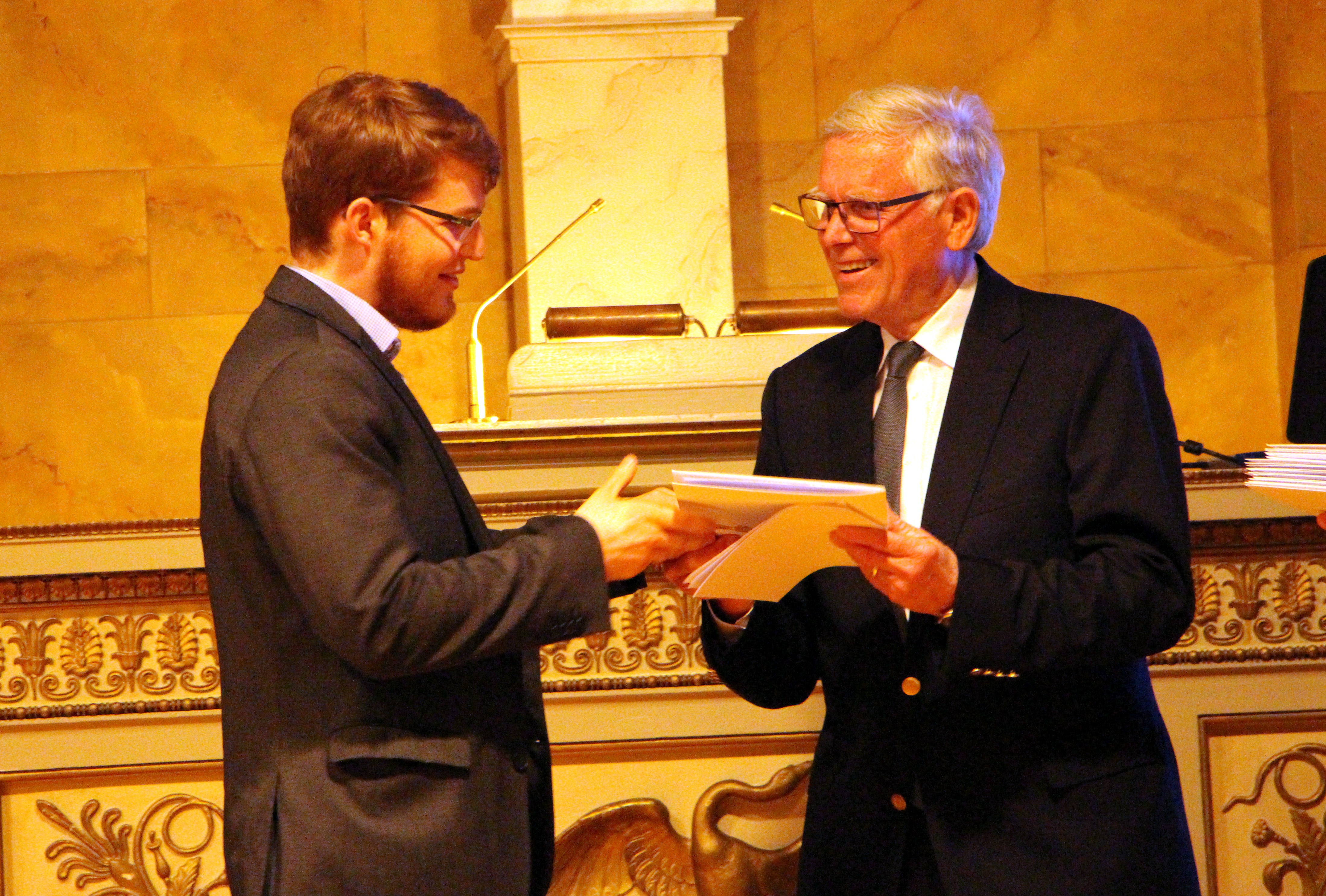 Dr. Richard Christopher Grone von der Tierärztlichen Hochschule Hannover, nimmt seine Auszeichnung von Prof. Dr. Ernst Kalm, Vorsitzender der H. Wilhelm Schaumann Stiftung, entgegen.