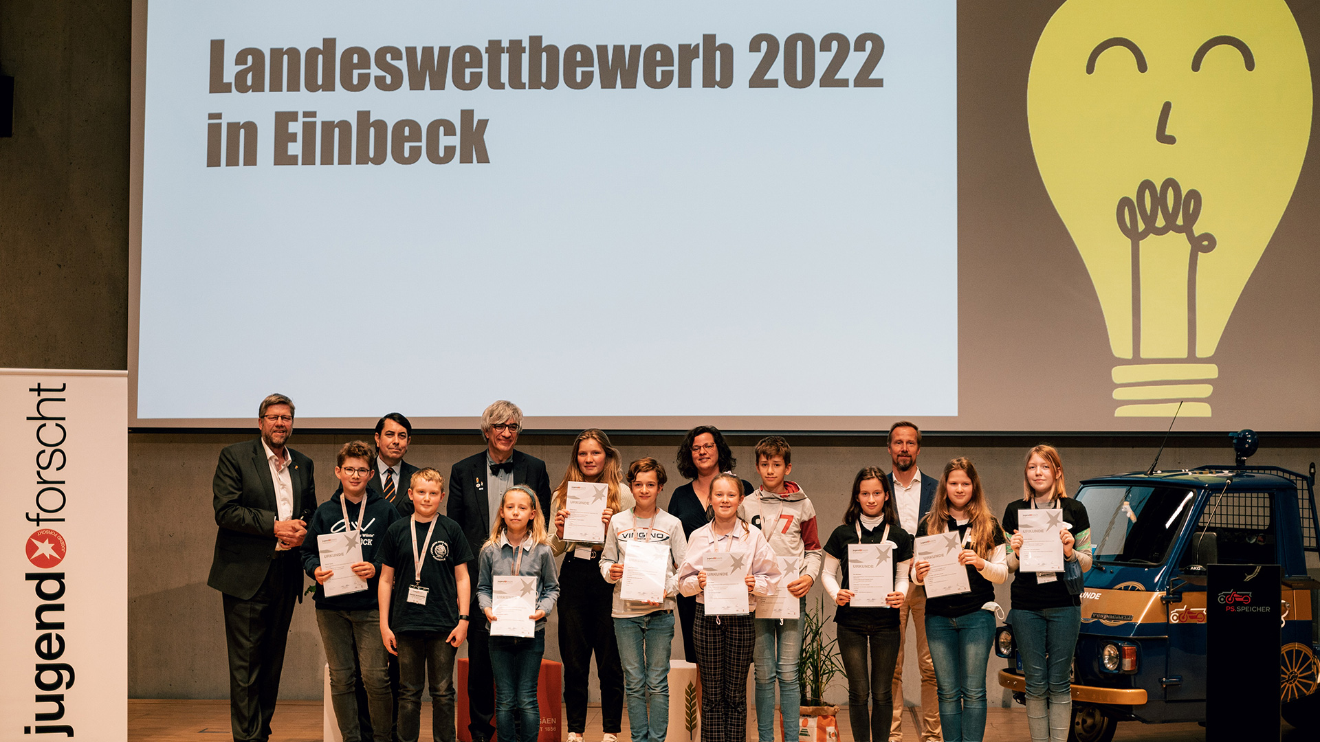 Vom 28. bis 30. April zeigten die jungen Forscherinnen und Forscher aus Niedersachsen ihre Projekte in der PS.Halle Einbeck. (Bildquelle: Florian Spieker/ Spieker Fotografie)