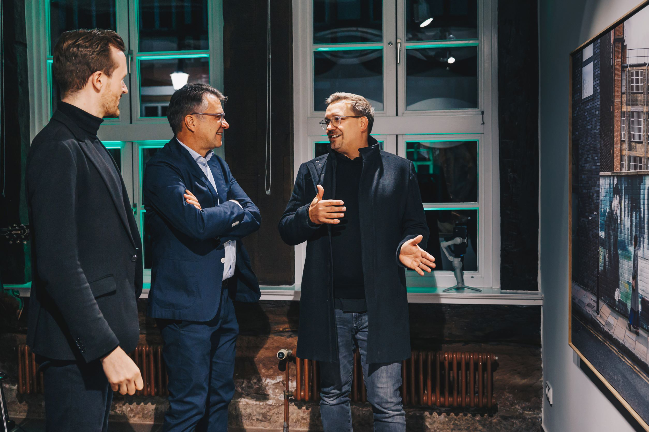 Art historian Alexander Leinemann, KWS Executive Board member Peter Hofmann and artist Roman Thomas during the opening in the NEWCOMER KWS Art Lounge (from left) 