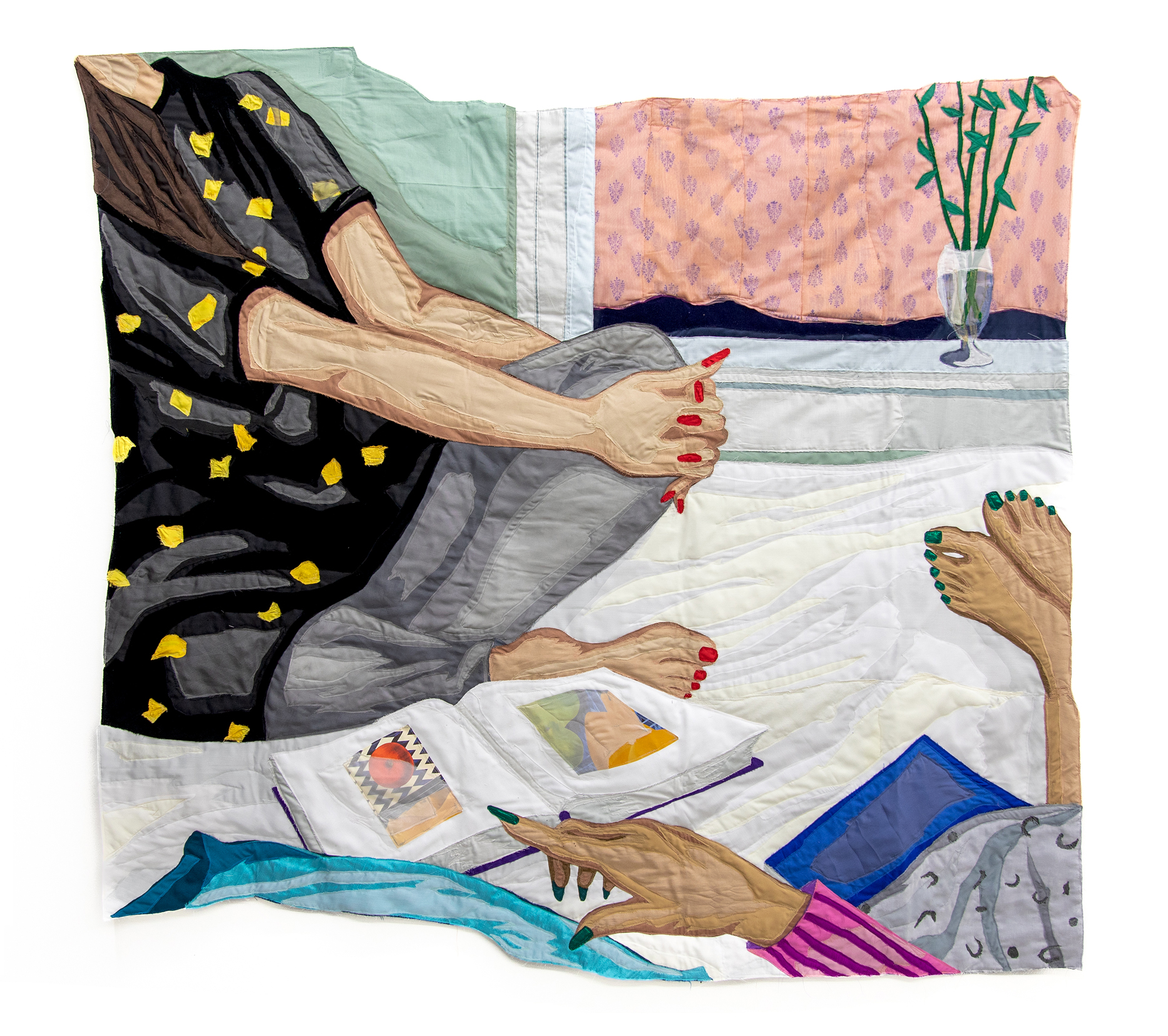 Eine textile Arbeit von Hangama Amiri, die zwei auf dem Boden sitzende Künstler vor einem aufgeschlagenen Buch zeigt