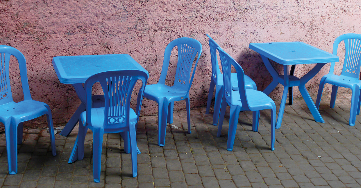 Fotografie von blauen Kunststoffstühlen vor rosa Wand vom Künstler Rolf Behme 
