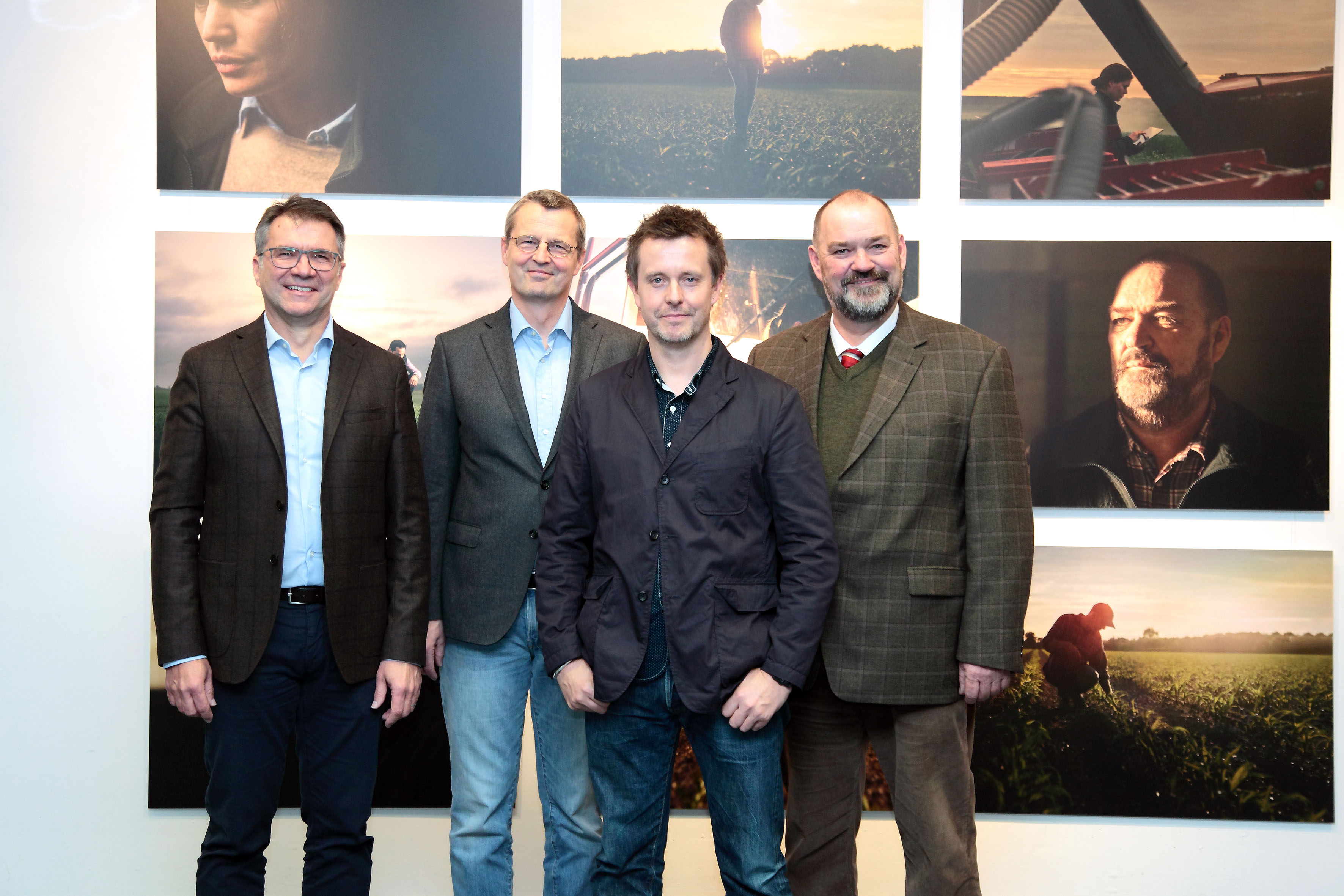 (v.l.): Peter Hofmann (Vorstandsmitglied KWS), Deneke von Weltzien (Agentur Philipp und Keuntje), Alex Telfer (Fotograf) und Henning Wellner (Landwirt aus Goslar)