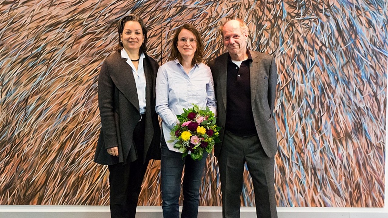 KWS Vorstandsmitglied Eva Kienle, Künstlerin Marina Schulze und Kunsthistoriker Michael Stoeber (von links) bei der Ausstellungseröffnung im Oktober