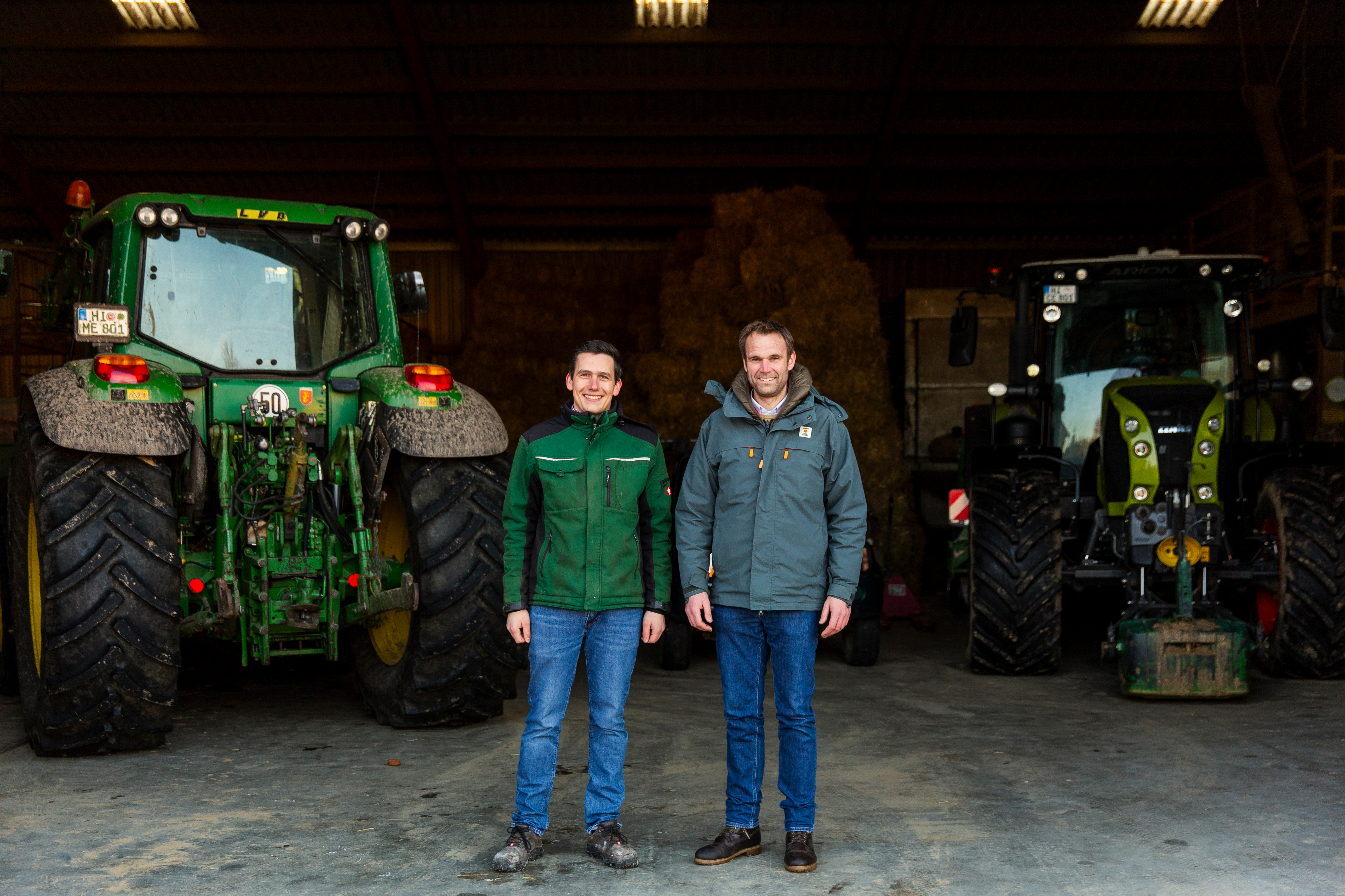 El agricultor Carl Eggers, que cultiva cultivos intermedios en su explotación utilizando la nueva herramienta de biomasa "Fit4NEXT Field-Check". A la derecha, Markus Molthan, gestor de cartera de cultivos intermedios del KWS.