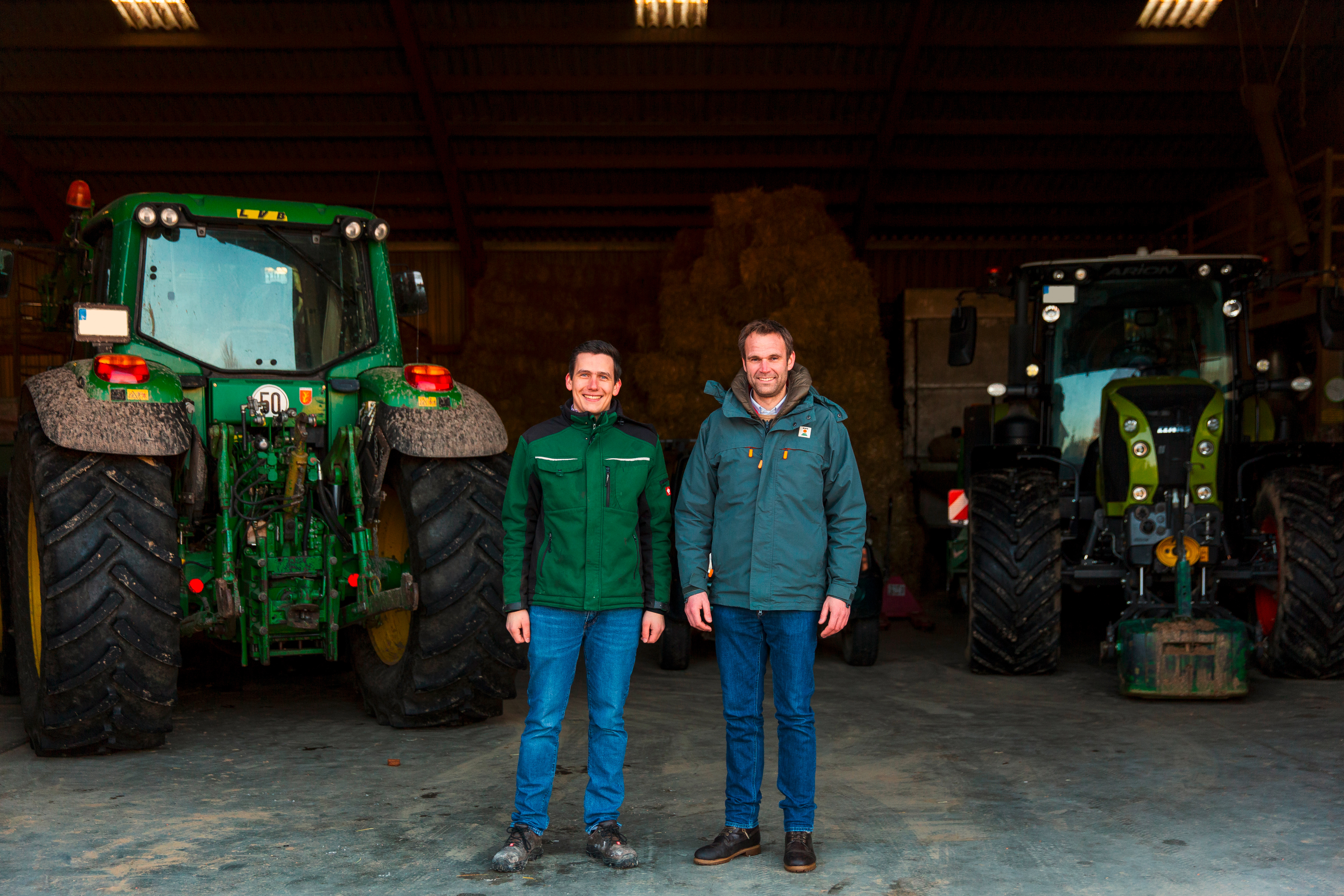 Landwirt Carl Eggers, der auf seinem Hof Zwischenfrüchte anbaut und dabei das neue Biomasse-Tool „Fit4NEXT Feld-Check” einsetzt. Rechts Markus Molthan, Portfoliomanager Zwischenfrüchte bei KWS. 