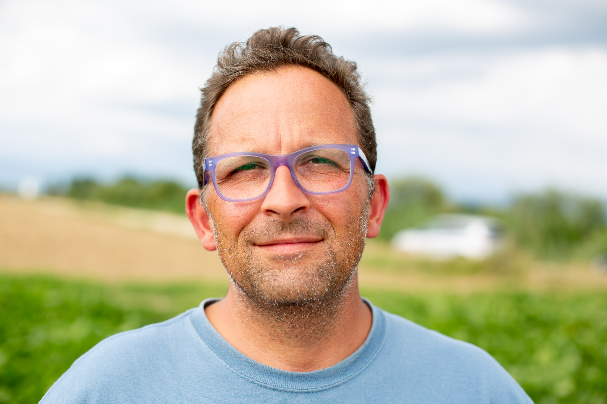 Portrait photo of Christoph Bauer, Head of Phenotyping Technologies at KWS, on a sugar beet trial field in Plattling (Bavaria).