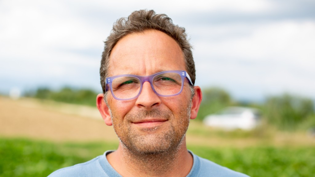 Portrait photo of Christoph Bauer, Head of Phenotyping Technologies at KWS, on a sugar beet trial field in Plattling (Bavaria).