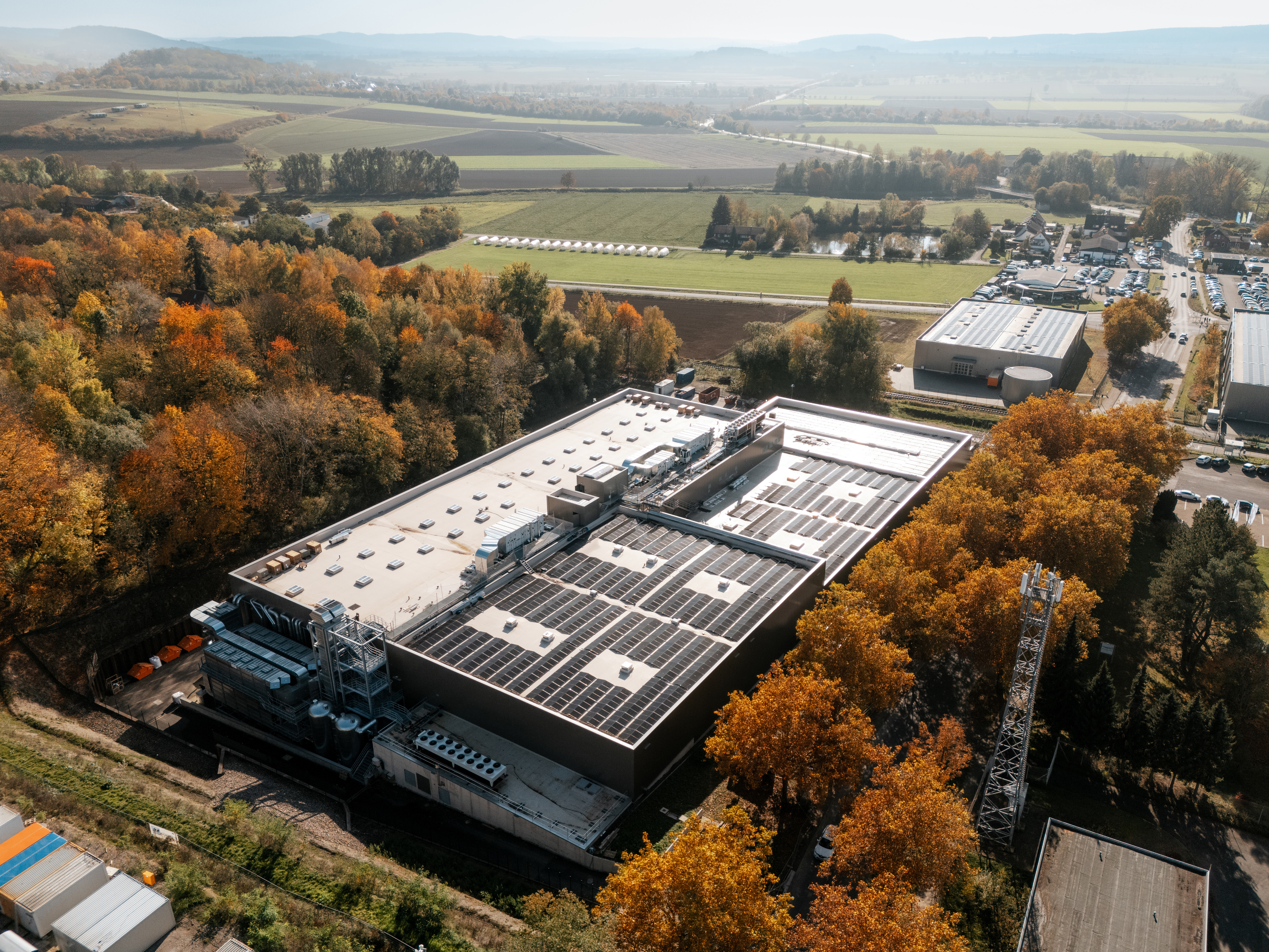 KWS attached great importance to sustainability when planning the new Seed Inventory. The waste heat from a nearby sewage treatment plant is used to supply heat. Sustainable electricity is supplied by photovoltaic modules on the roof of the building.