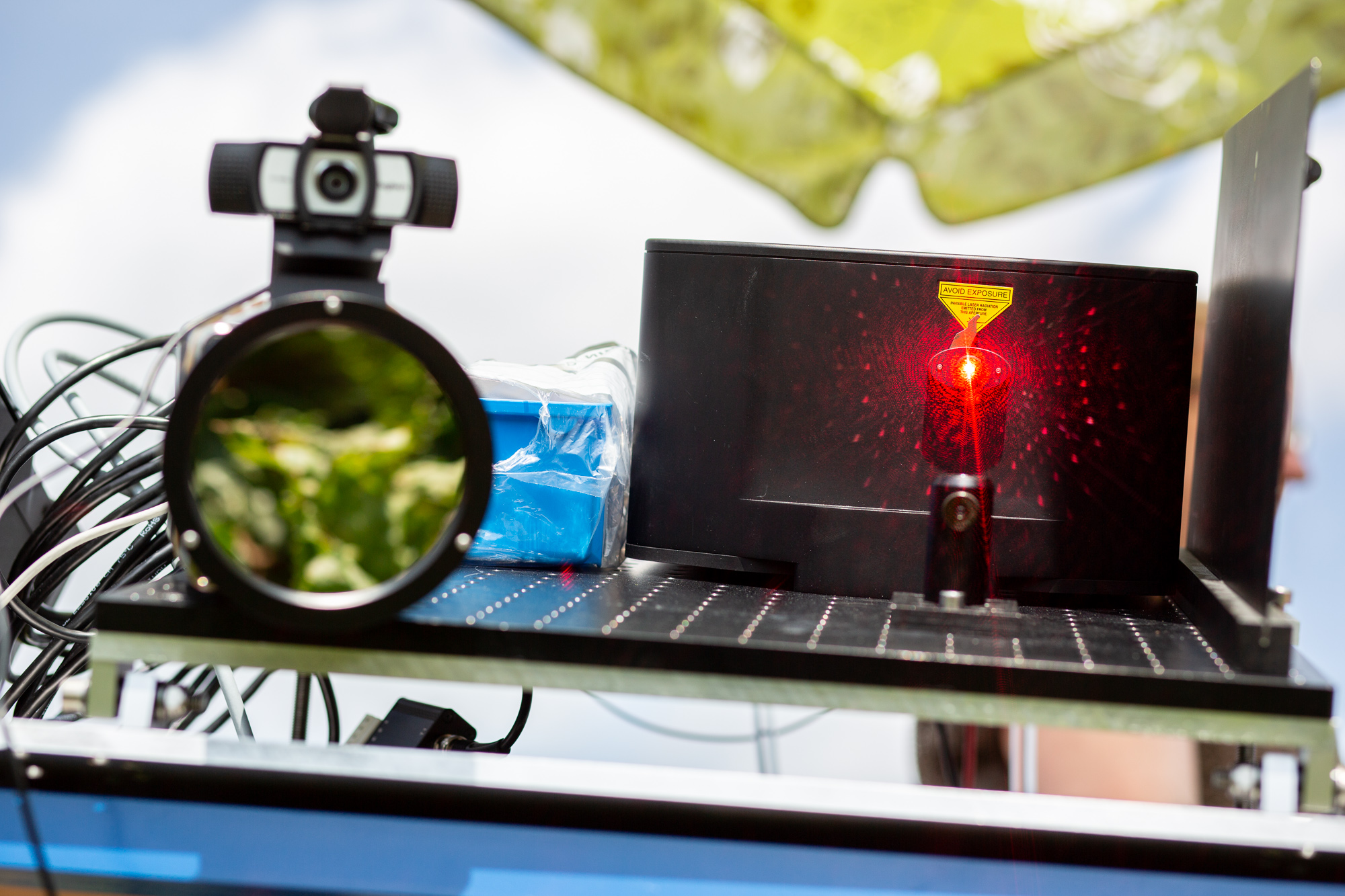 Detailaufnahme einer Wärmebildkamera und eines Laserstrahls, die auf ein Versuchsfeld mit vom Pilz Cercospora befallene Zuckerrüben in Plattling (Bayern) gerichtet sind.