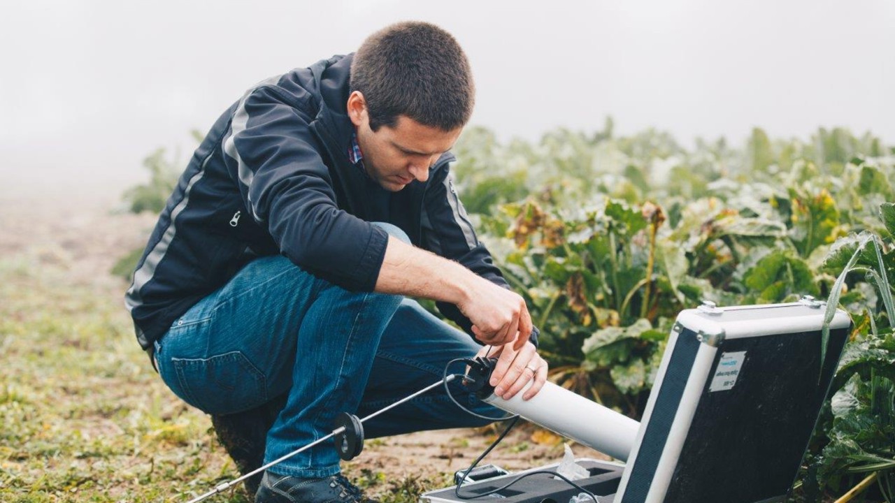 In het veld: Benjamin Gruber prepareert de scanner om het ondergrondse wortelstelsel te detecteren.