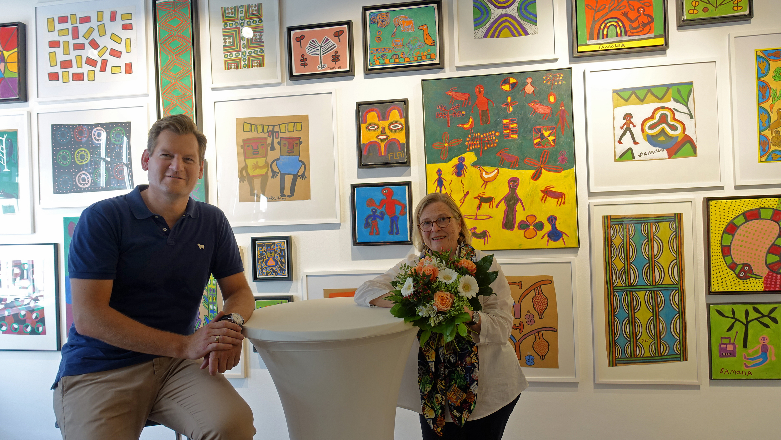 Kunstsammlerin Hella Rabbethge-Schiller und KWS Vorstandssprecher Hagen Duenbostel in der Ausstellung „!Xun&Khwe Art Project“. 