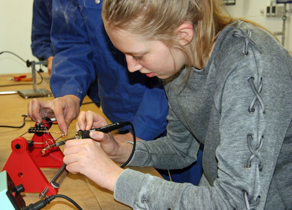 Beim Zukunftstag bei KWS interessierten sich auch die Mädchen für technische und handwerkliche Berufe.